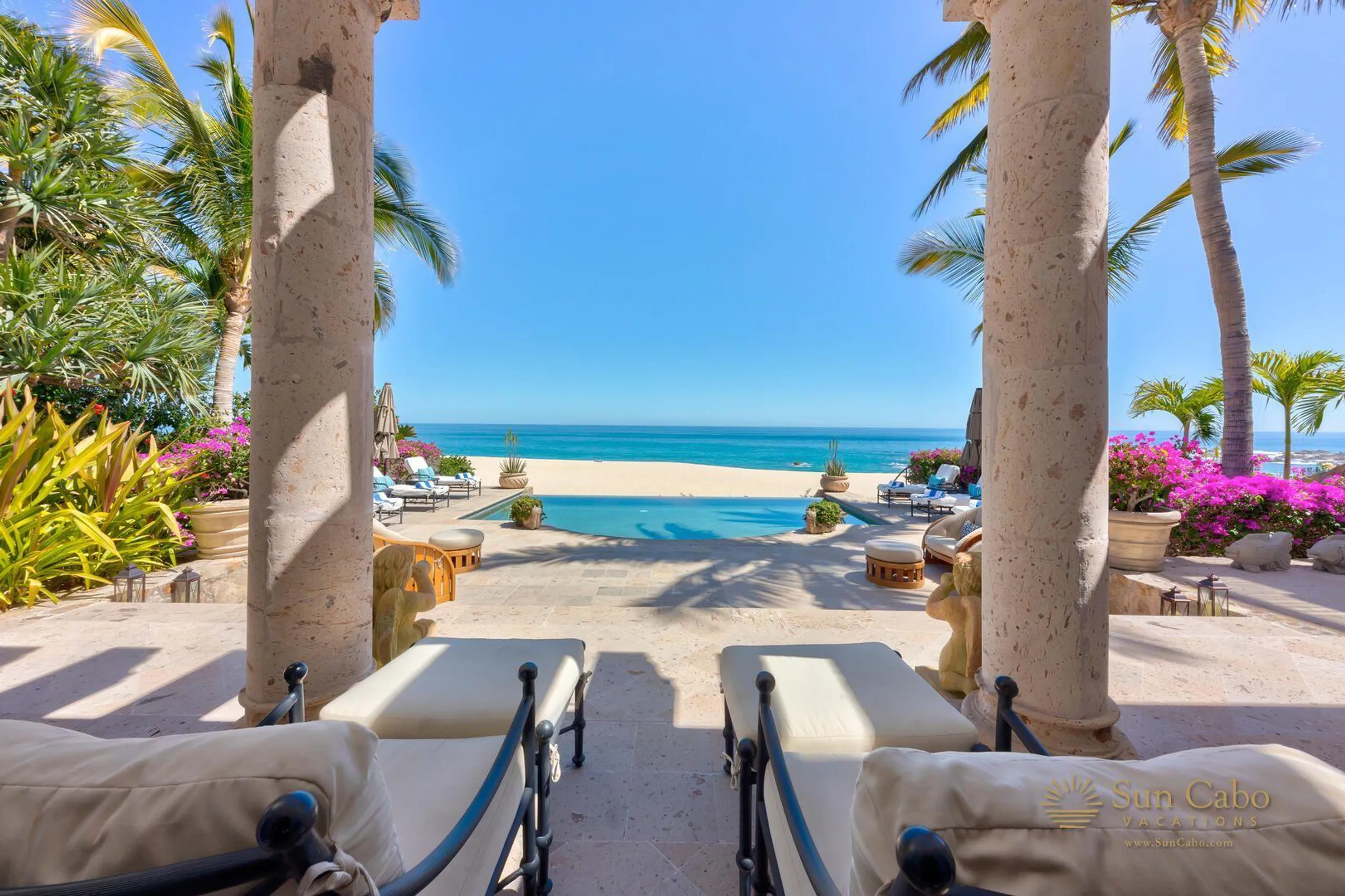 Contemporary Villas Del Mar Luxe Beachfront Estate with Infinity Pool — photograph 4