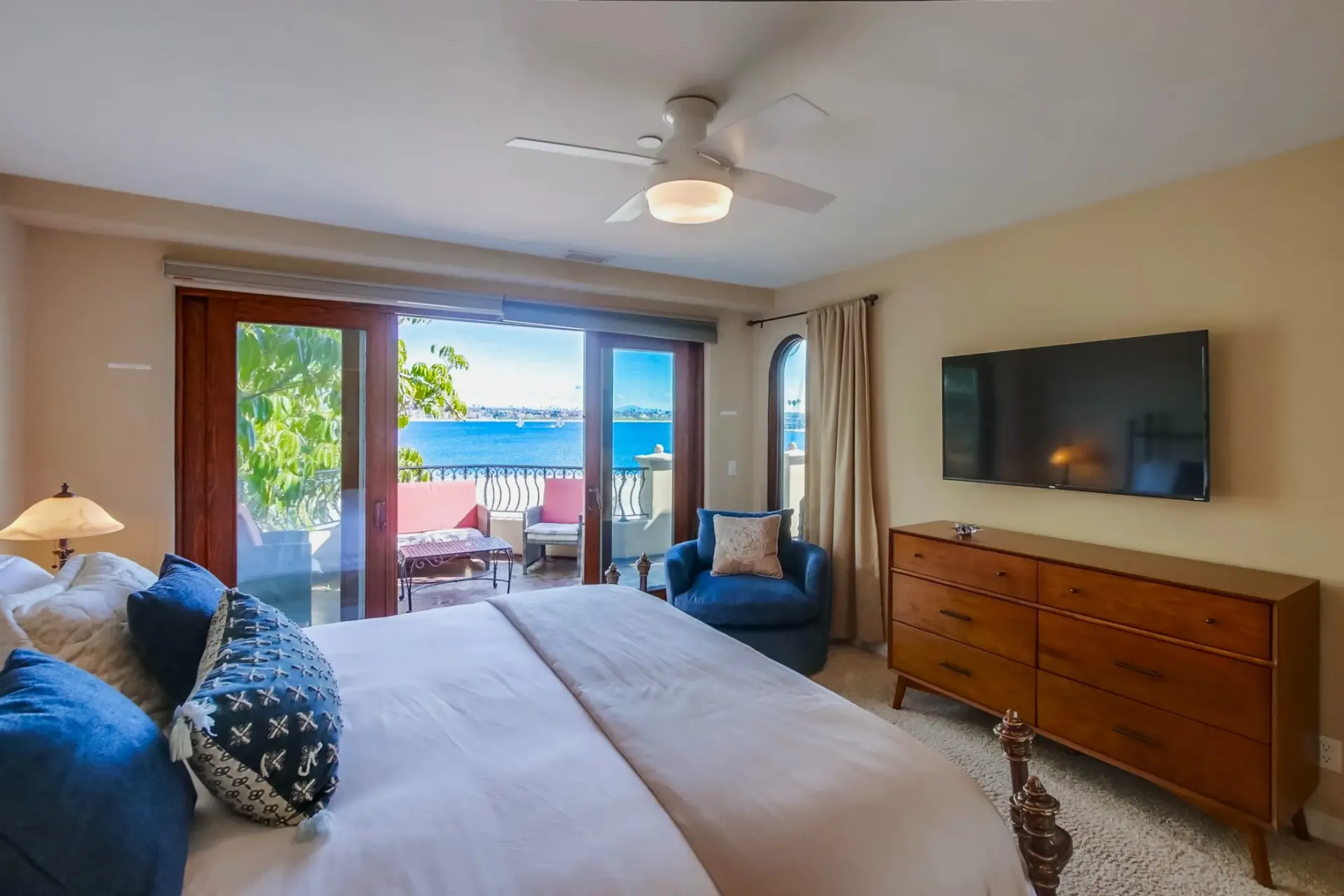 Resplendent Bay View Retreat with Walks to Beach — photograph 8