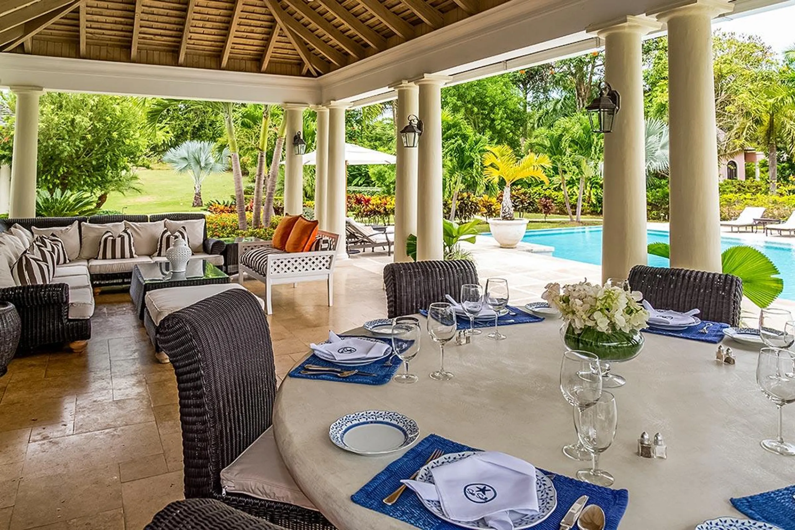 Charming Tropical Retreat in Sandy Bay with Private Pool and Lush Garden Grounds — photograph 3