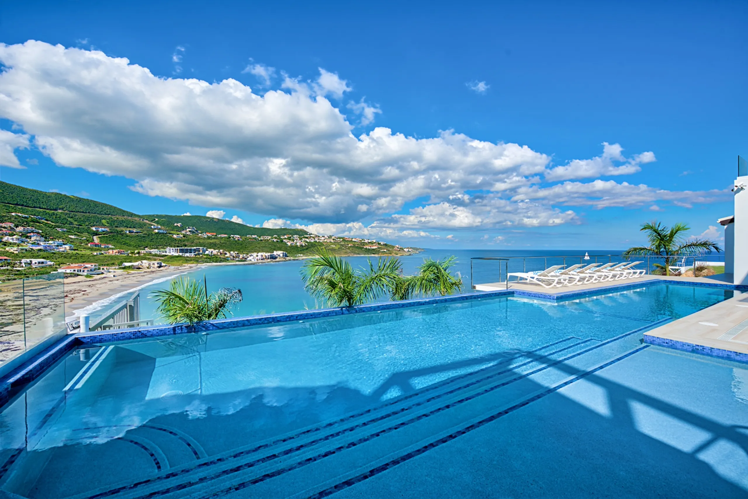 Refined Oceanfront Villa with Gorgeous Pool and Stunning Views — photograph 3