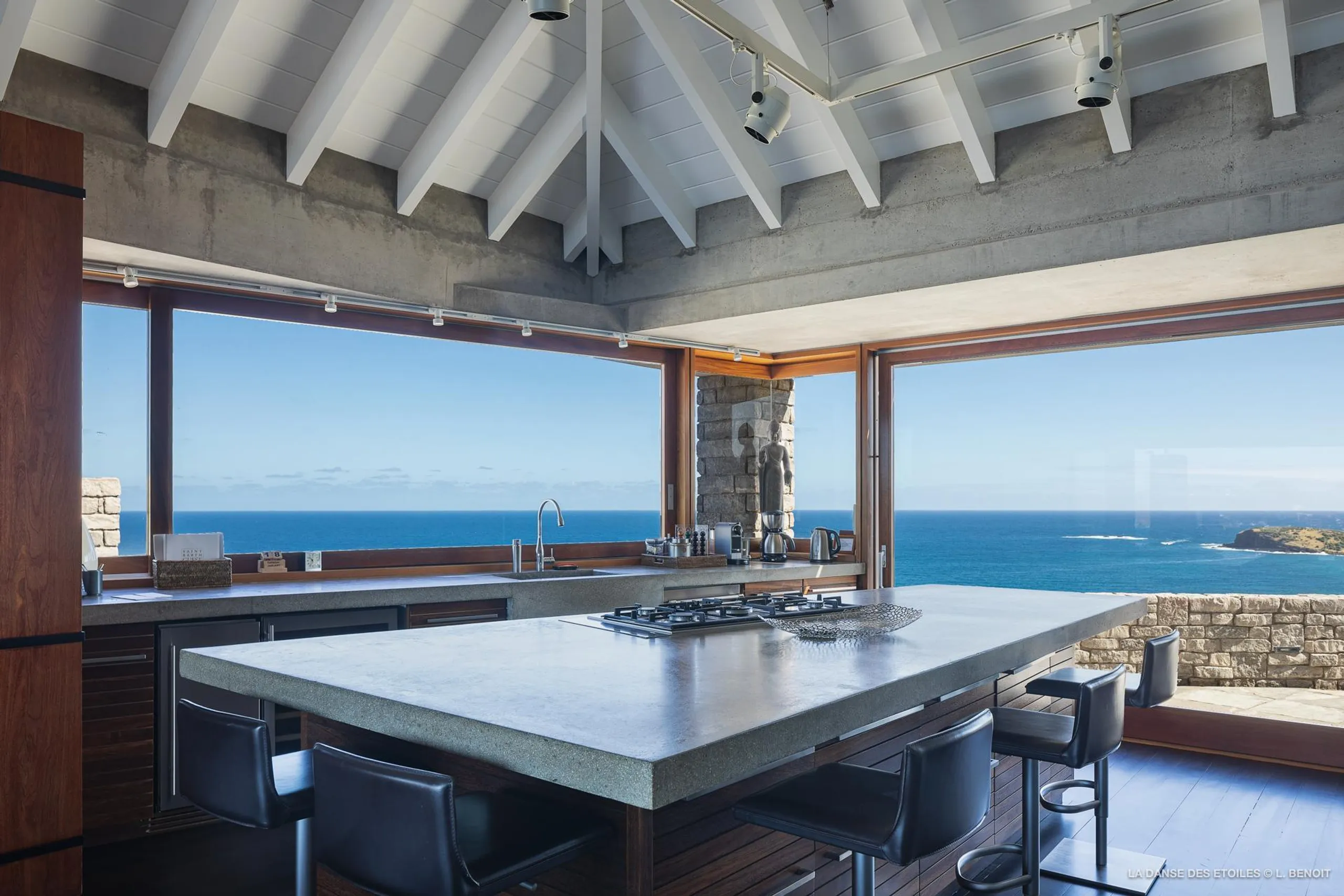 Impeccably Designed Seaside Villa with Infinity Pool and Panoramic Ocean Views — photograph 3