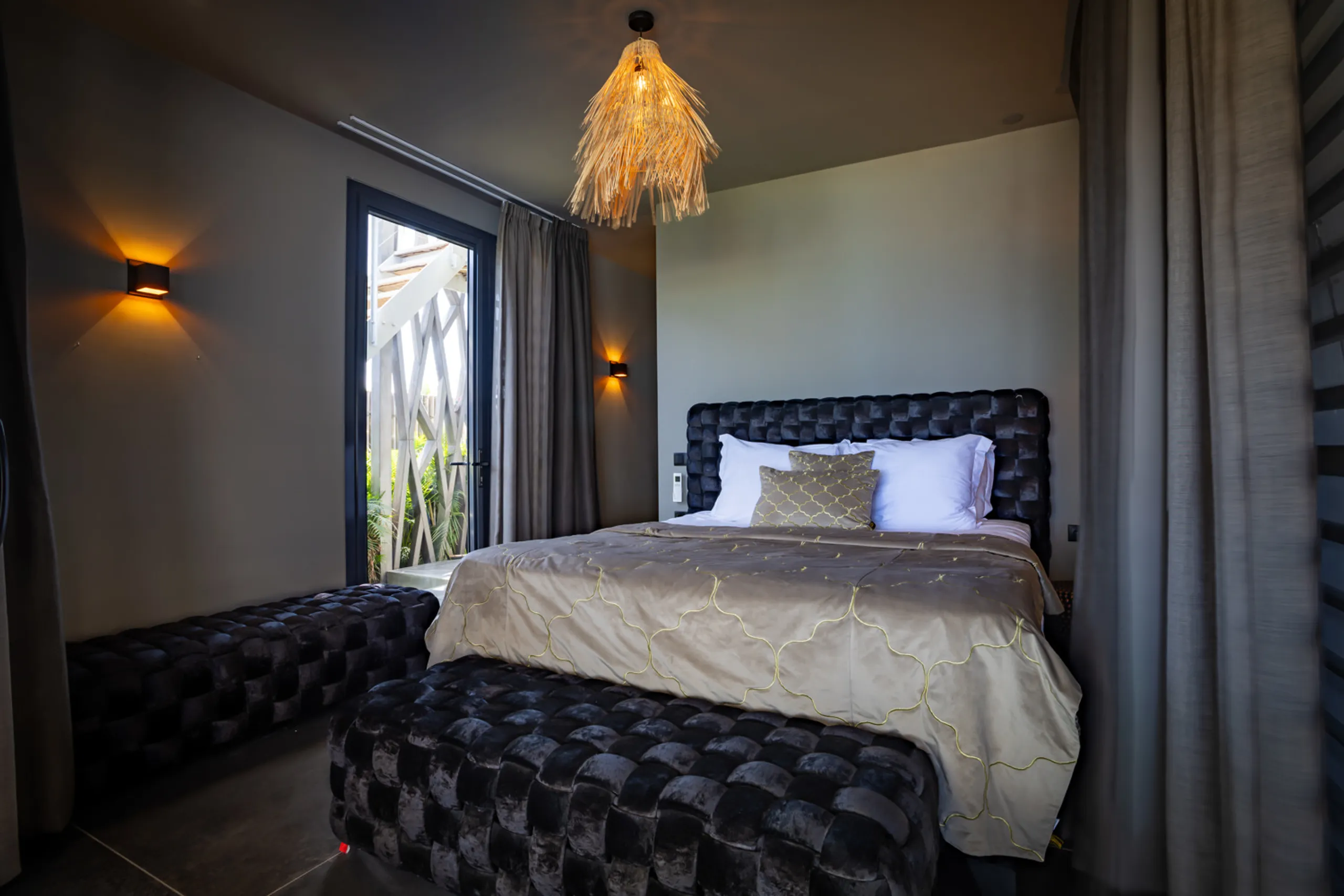 Tranquil Seafront Villa with Private Magnapool and Spacious Terrace — photograph 9