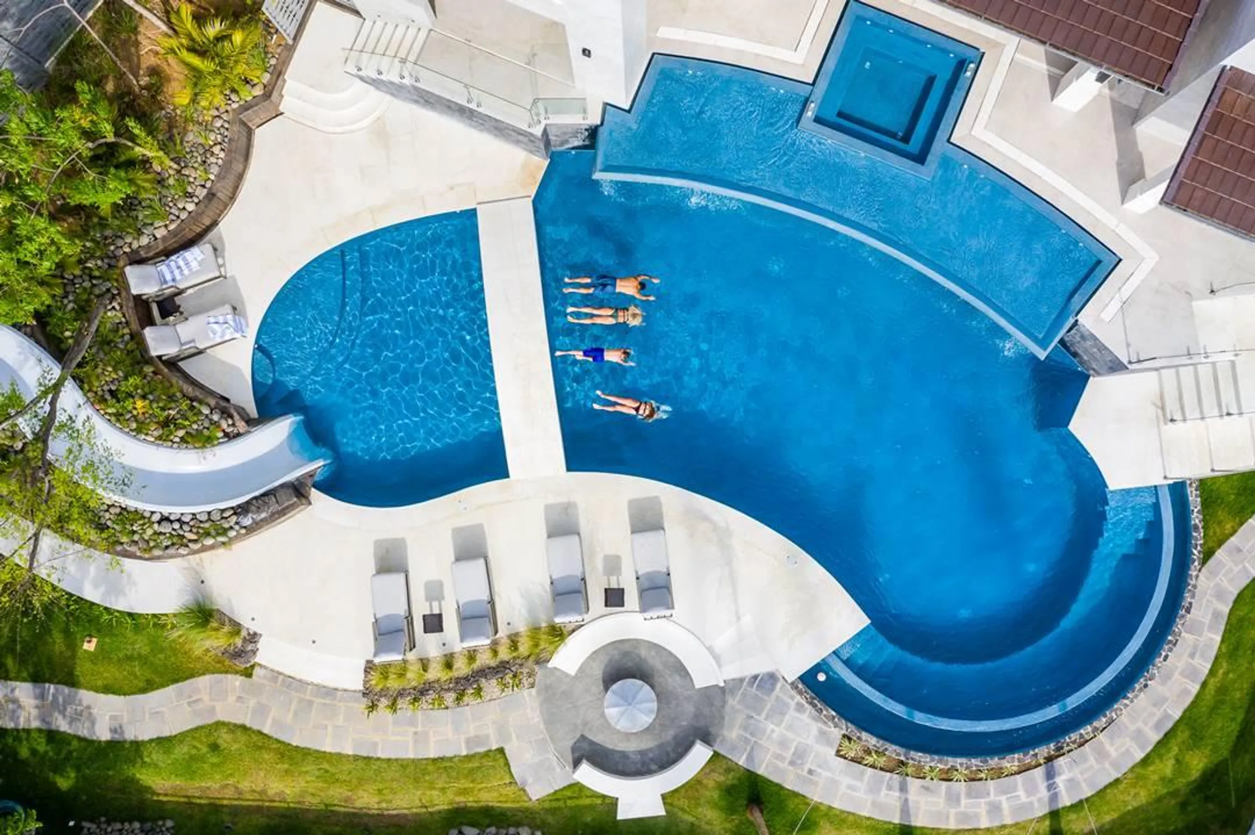 Tamarindo's Elite 8-Bedroom Beach Villa with Resort Amenities — photograph 4
