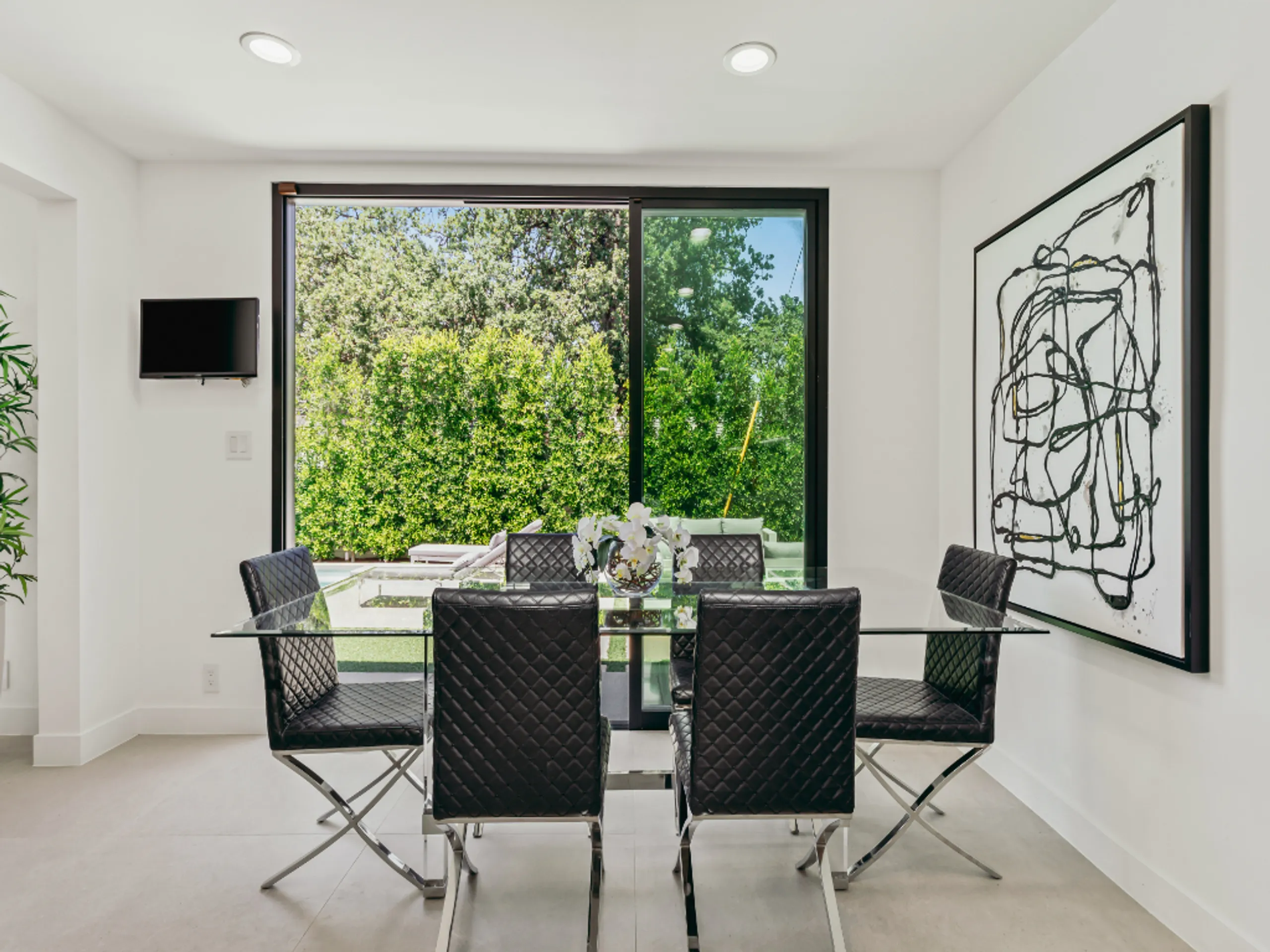 Modern Gated Estate with Pool, Spa & Designer Interiors Near Ventura Blvd — photograph 7