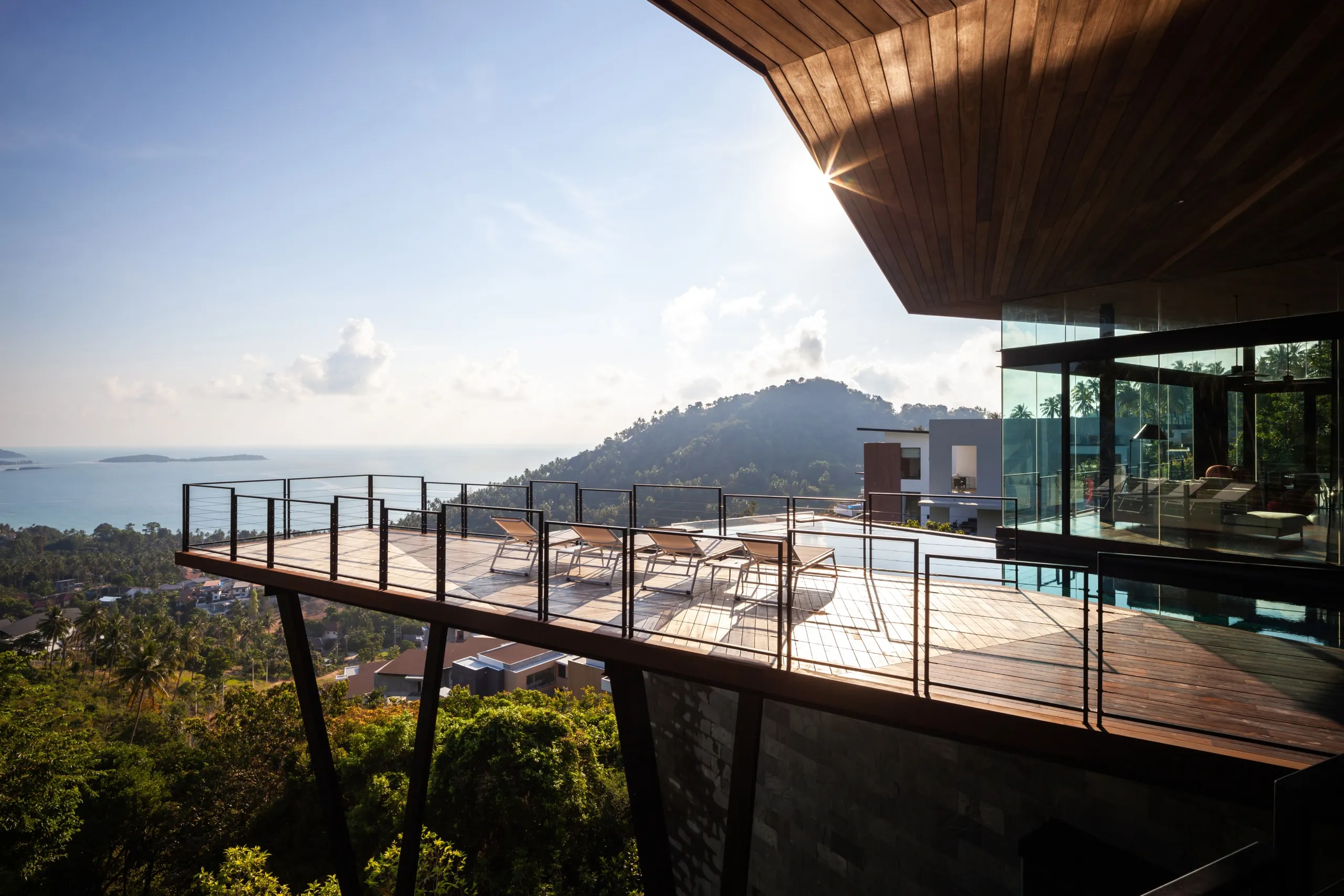 Modern Tropical Villa with 17-Meter Saltwater Infinity Pool and Panoramic Background — photograph 3