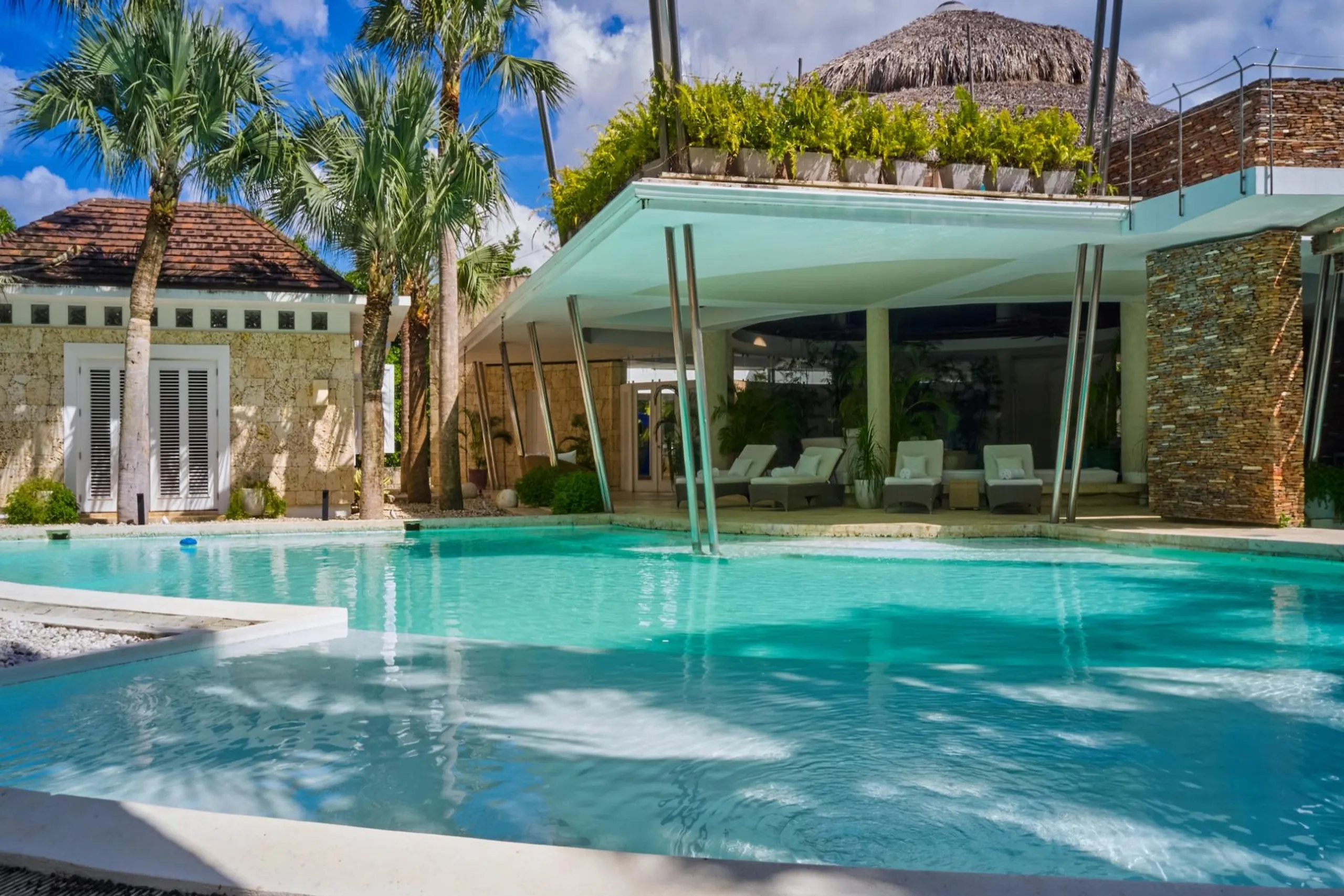 Sumptuous 5BR Villa with Private Pool and Breathtaking Golf Course Views — photograph 2