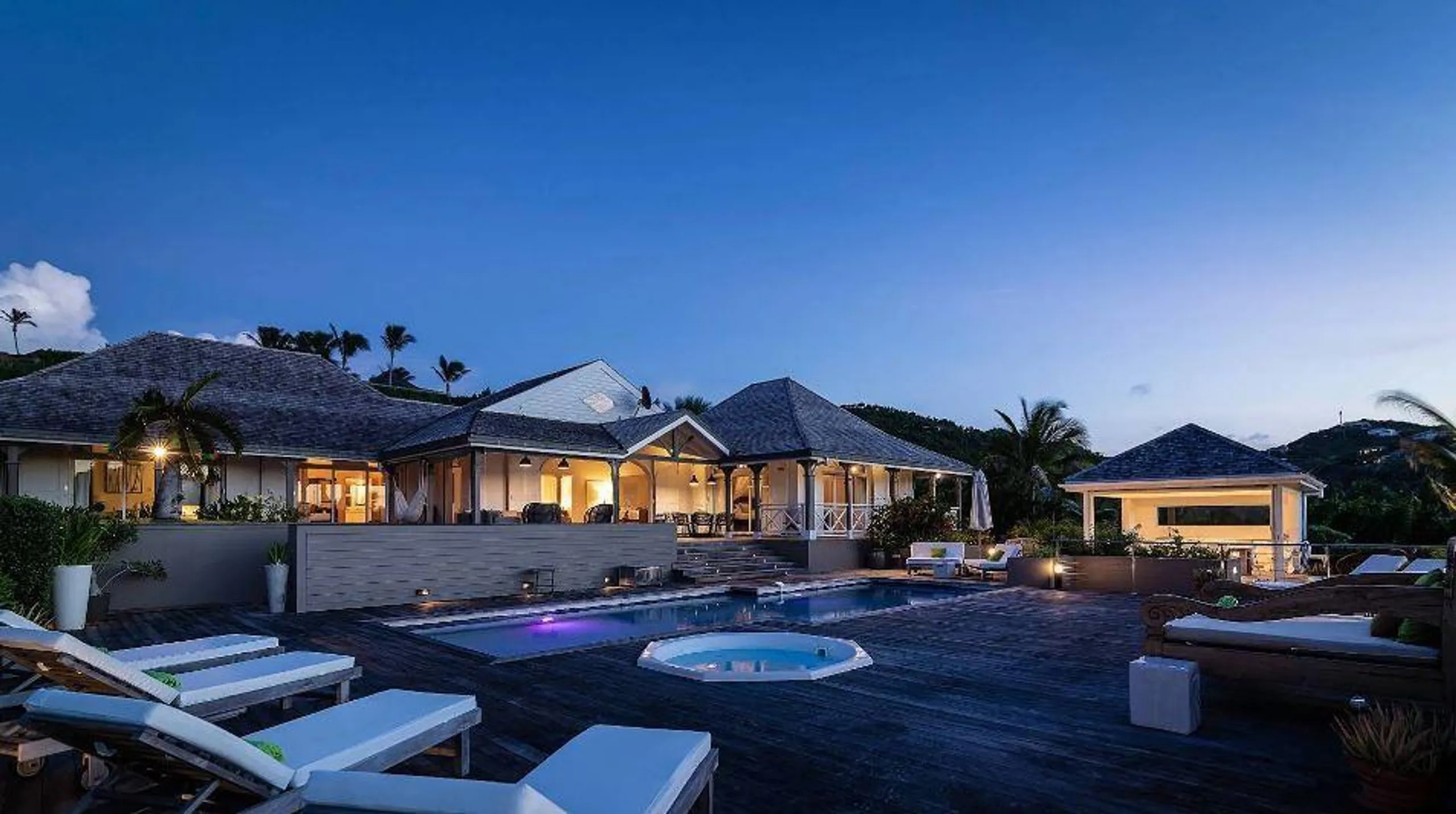 Majestic Seaside Villa with Private Pool and Hot Tub — photograph 6