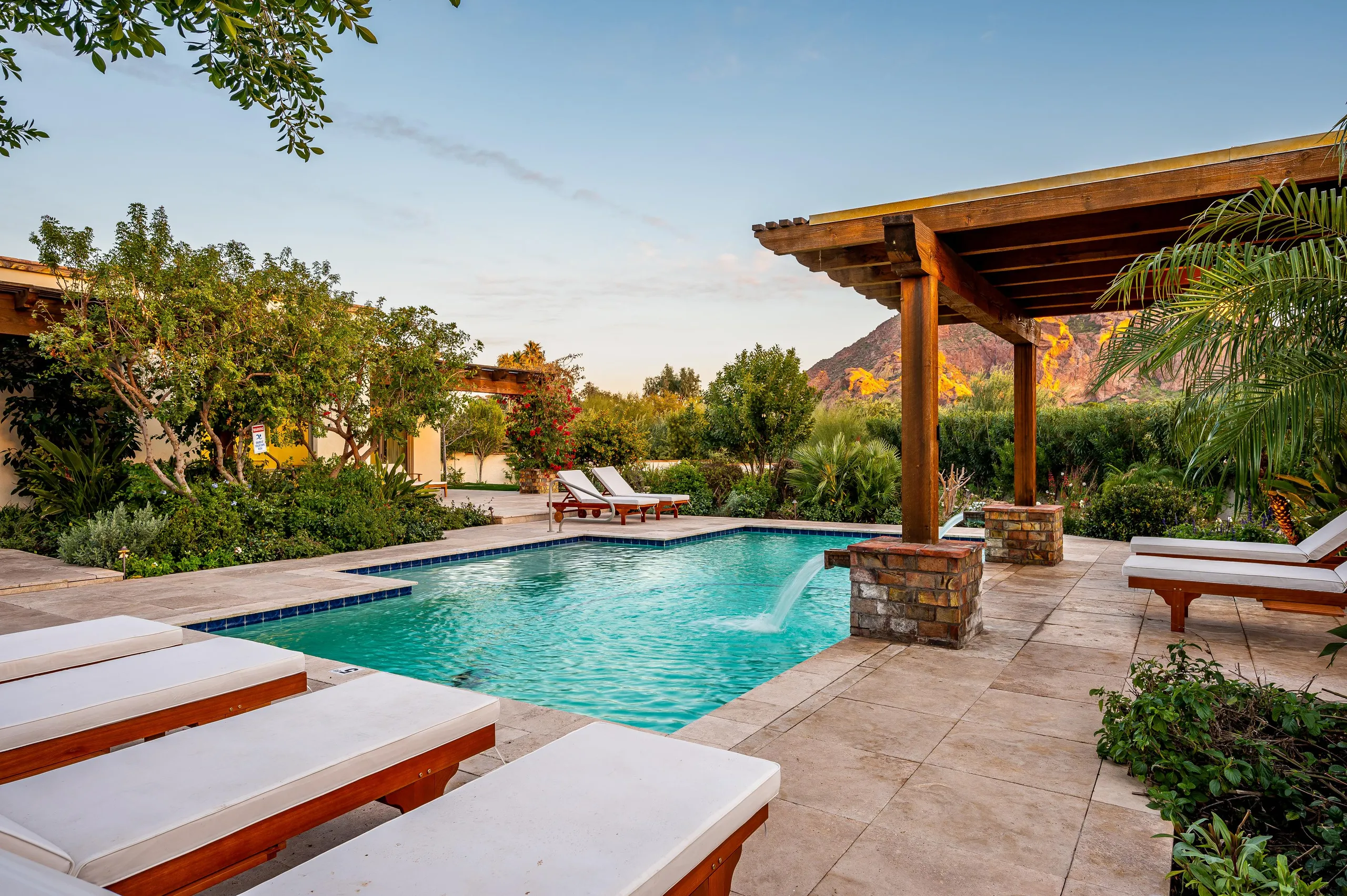 Elite Paradise Valley Estate with Waterfalling Pool and Firepit Lounge — photograph 2