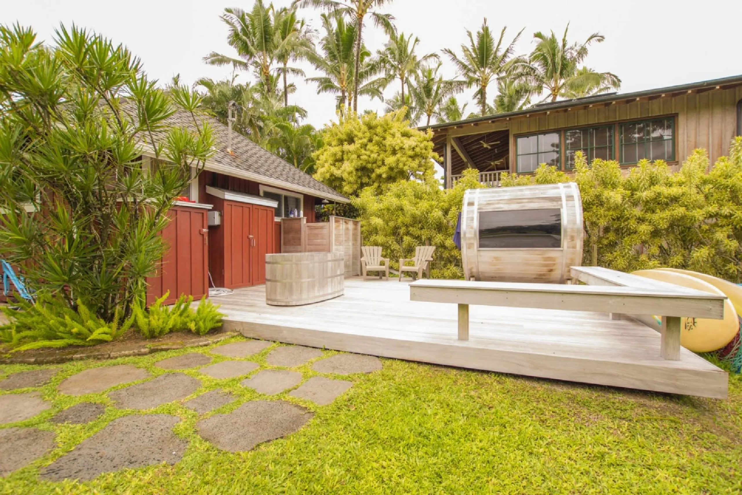 Gorgeous Bay Villa with Lush Garden Grounds with Sweeping Views of Hanalei Bay — photograph 6