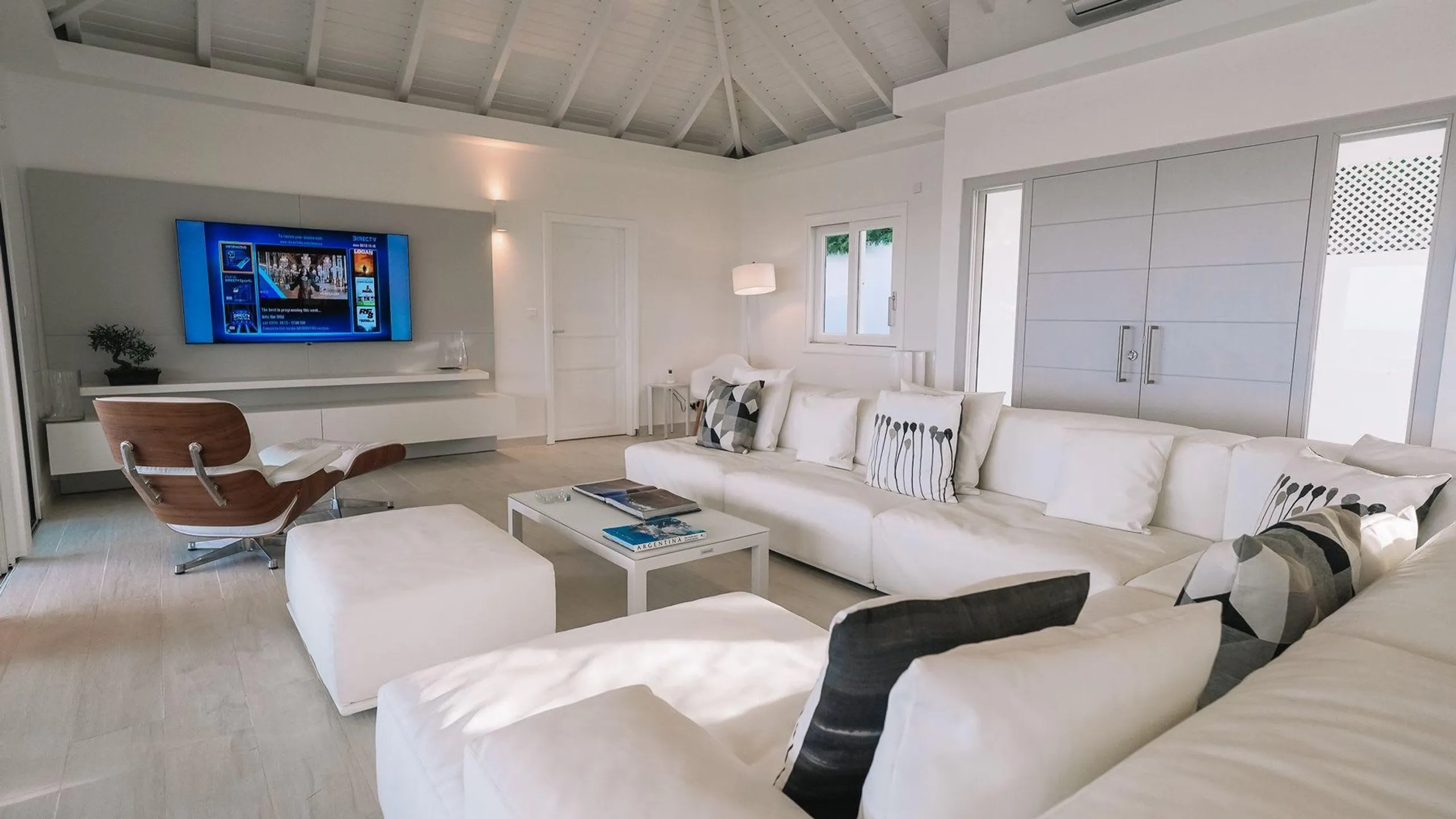 Opulent Hillside Sanctuary Overlooking the Bay and Grand Cul de Sac Lagoon — photograph 10