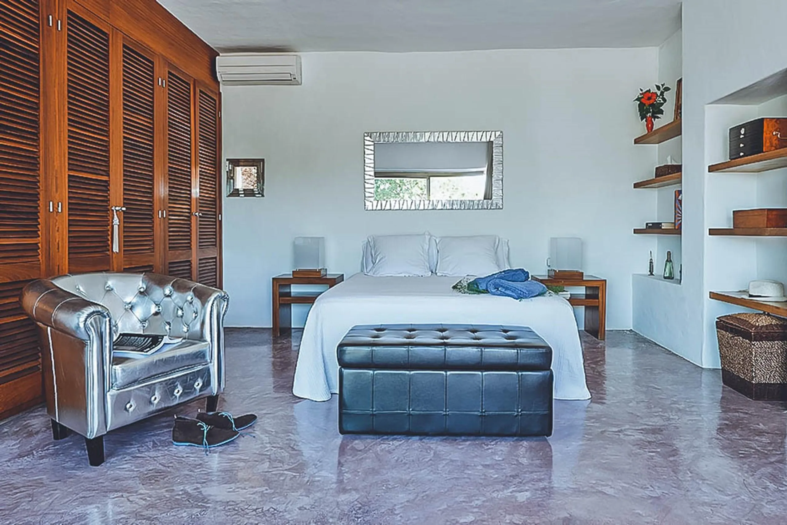 Gleaming Luxury Villa with Pool and Spectacular Views of Talamanca Bay — photograph 9