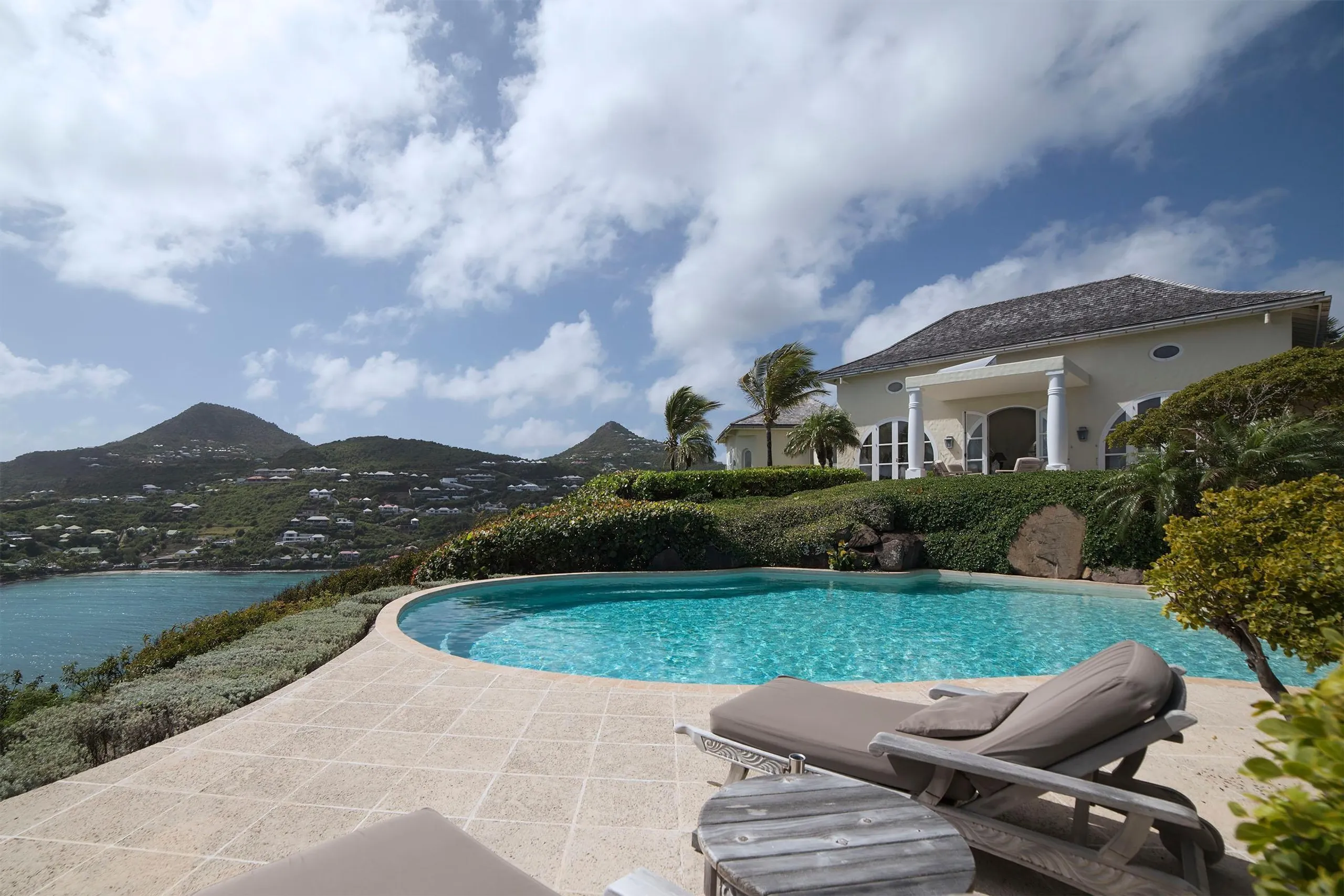 Elegant Seaview Villa with Private Pool and Garden Grounds — photograph 2
