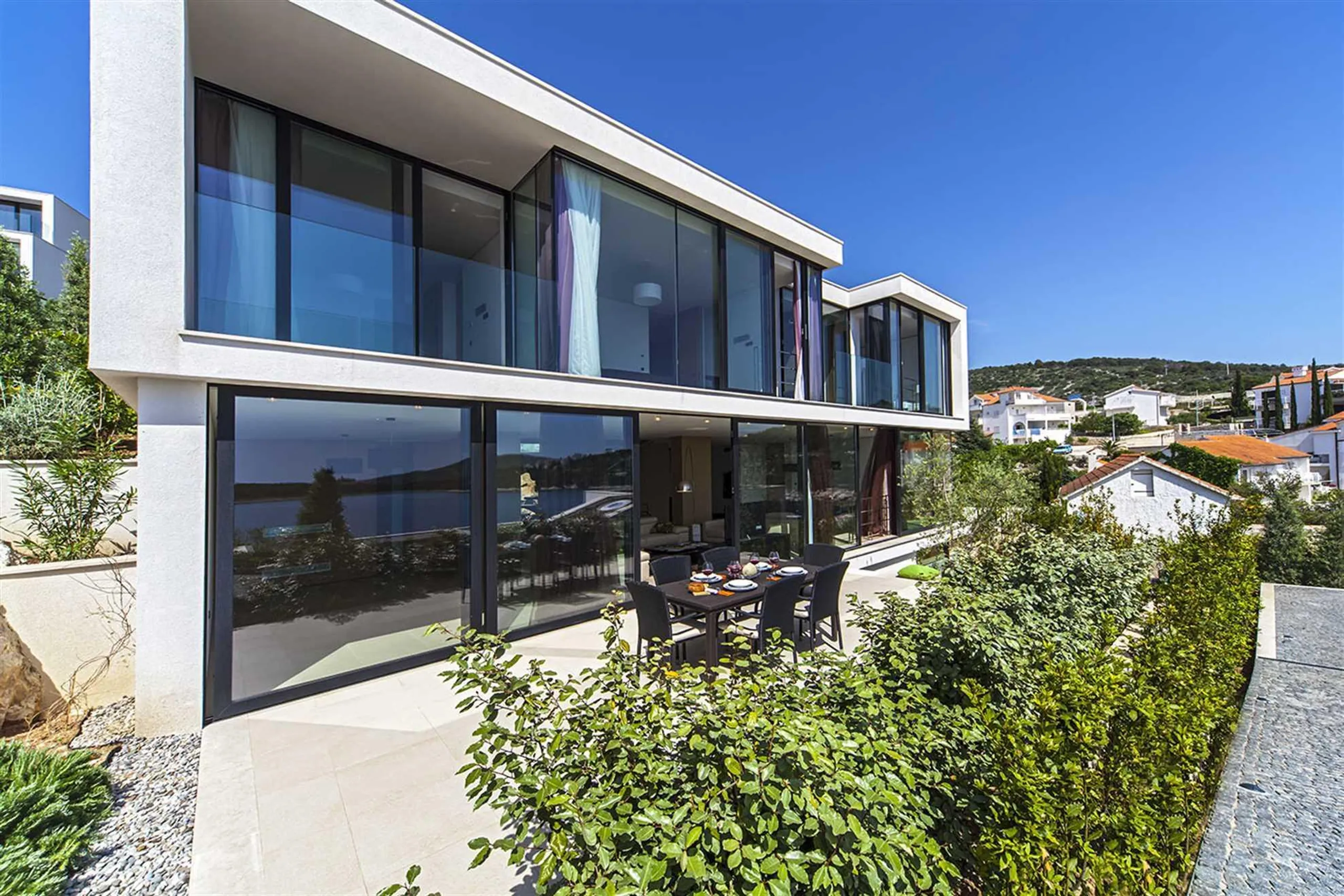 Plush Villa with Pool and Beautiful Sea Views — photograph 8