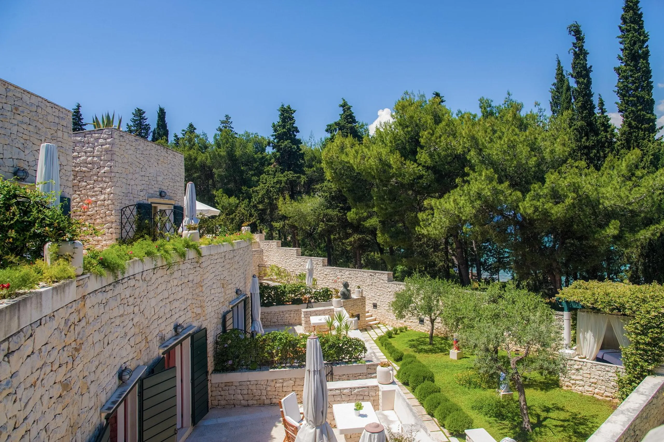 Exquisite 6 Bedroom Villa with Private Heated Pool and Sea Views — photograph 8