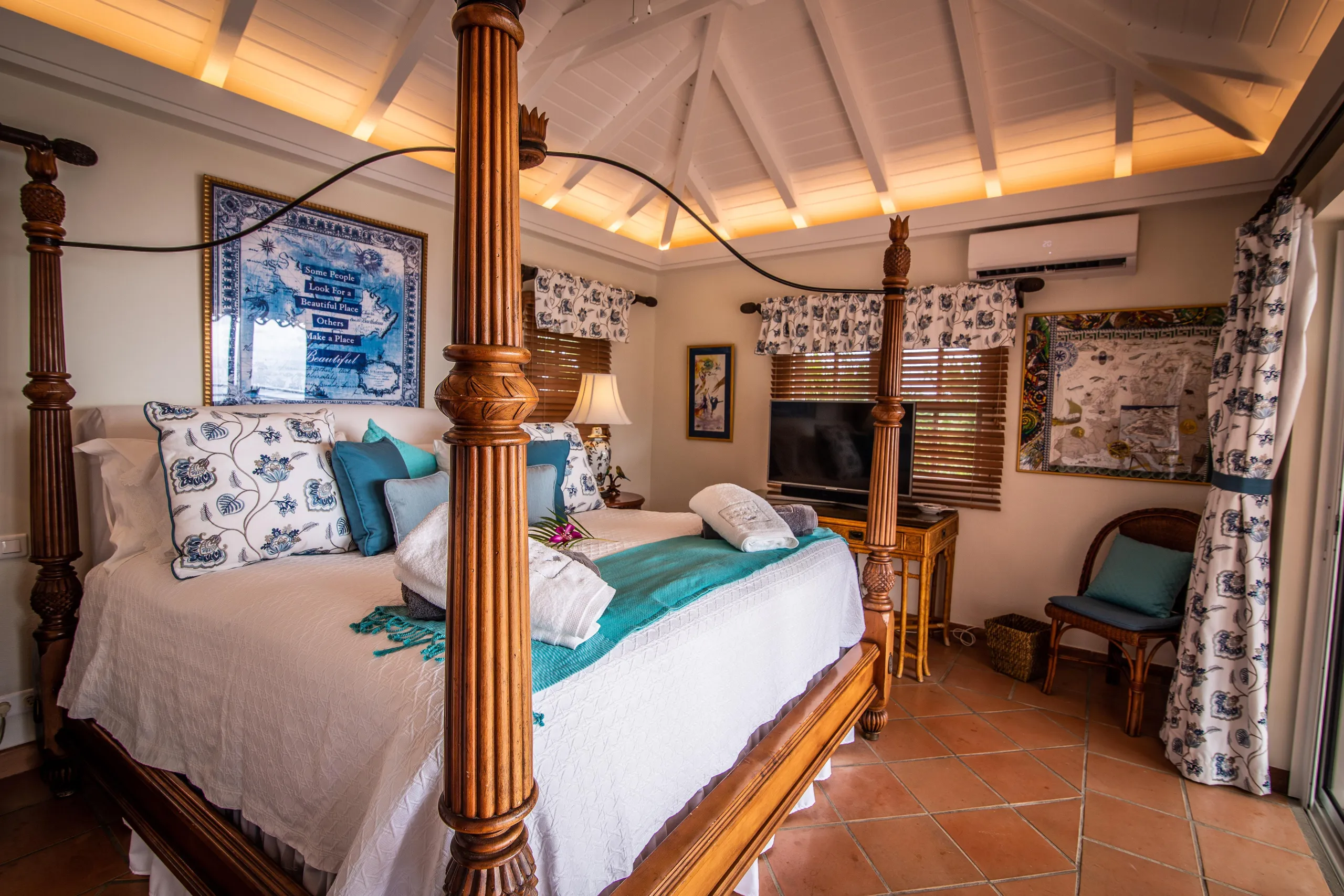 Noble Tropical Villa with Infinity Pool and Walks to Beach — photograph 12