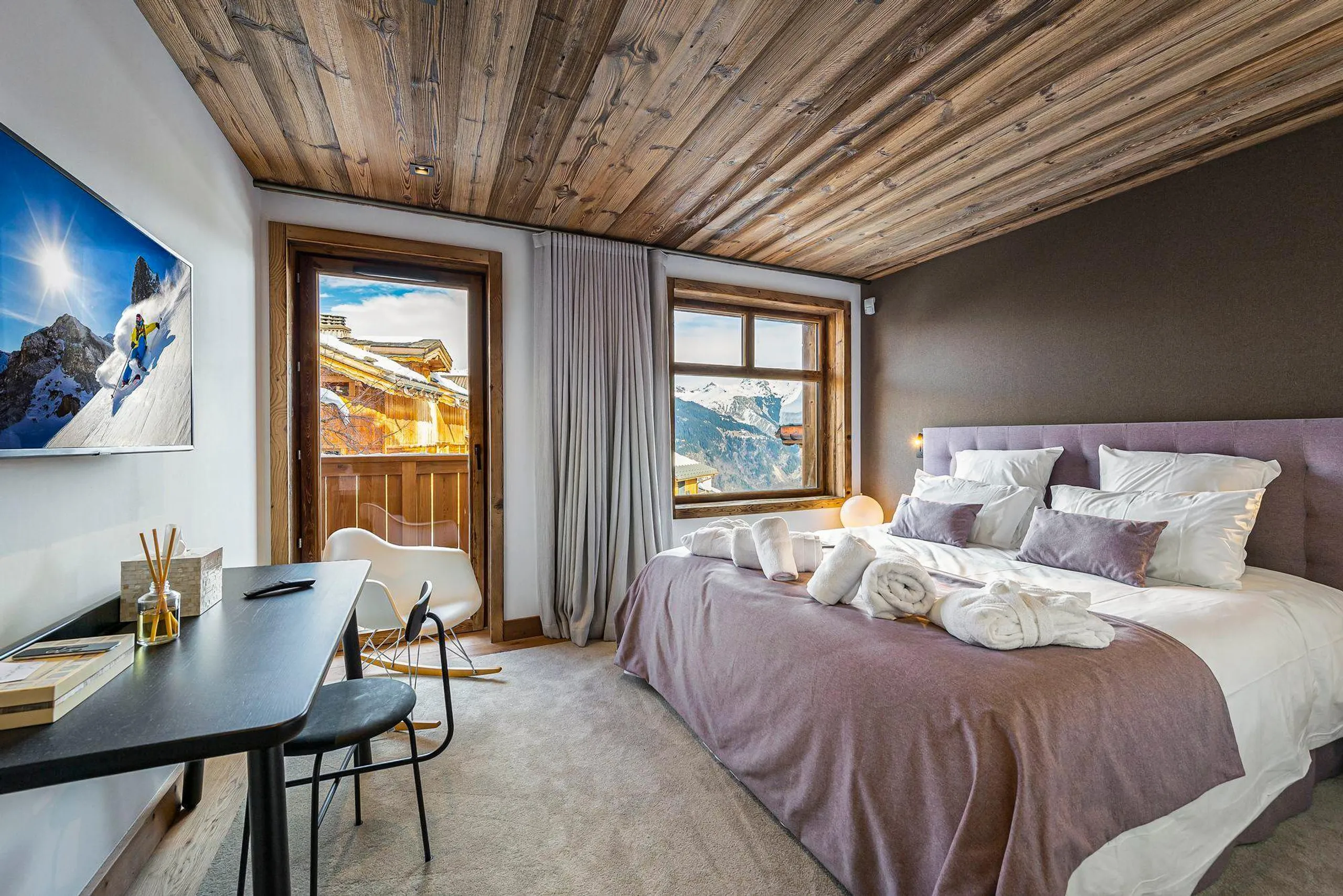 Ornate Alpine Retreat with Modern Amenities and Panoramic Views of the Surrounding Mountains — photograph 12