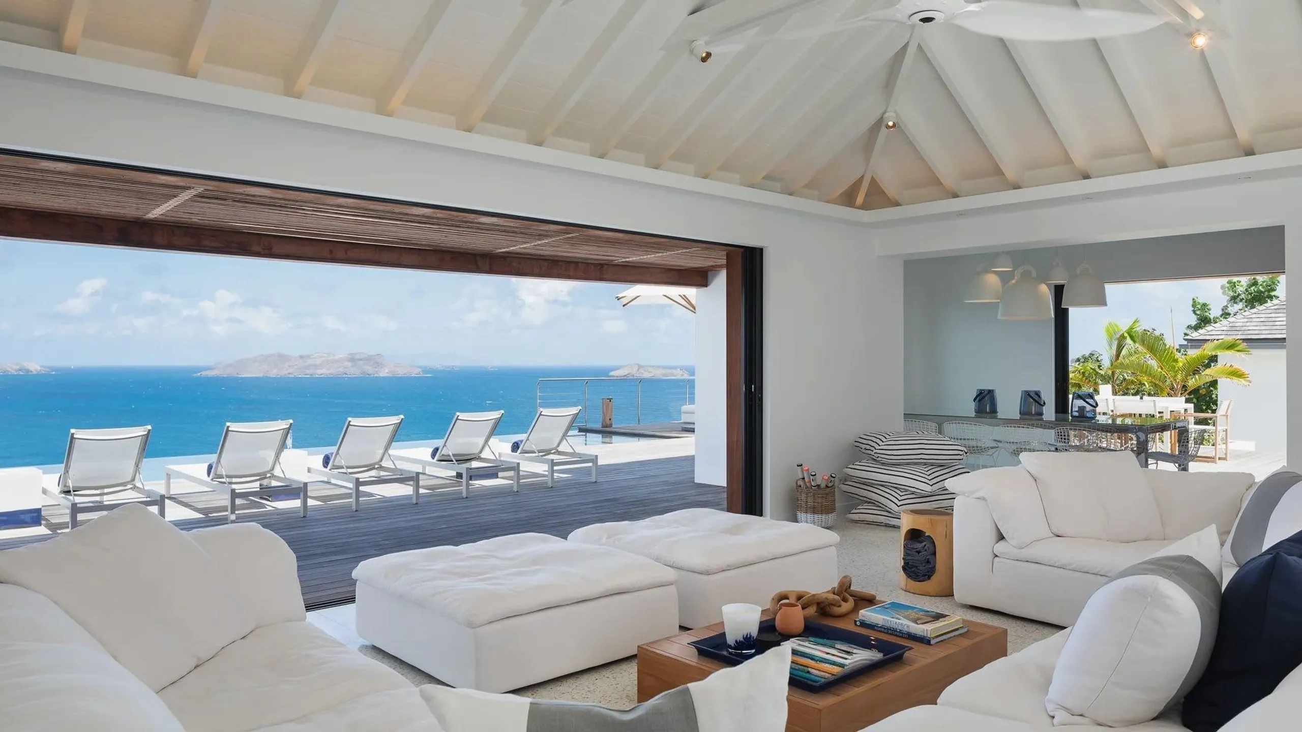 Sensational Seaside Villa with Infinity Pool — photograph 5