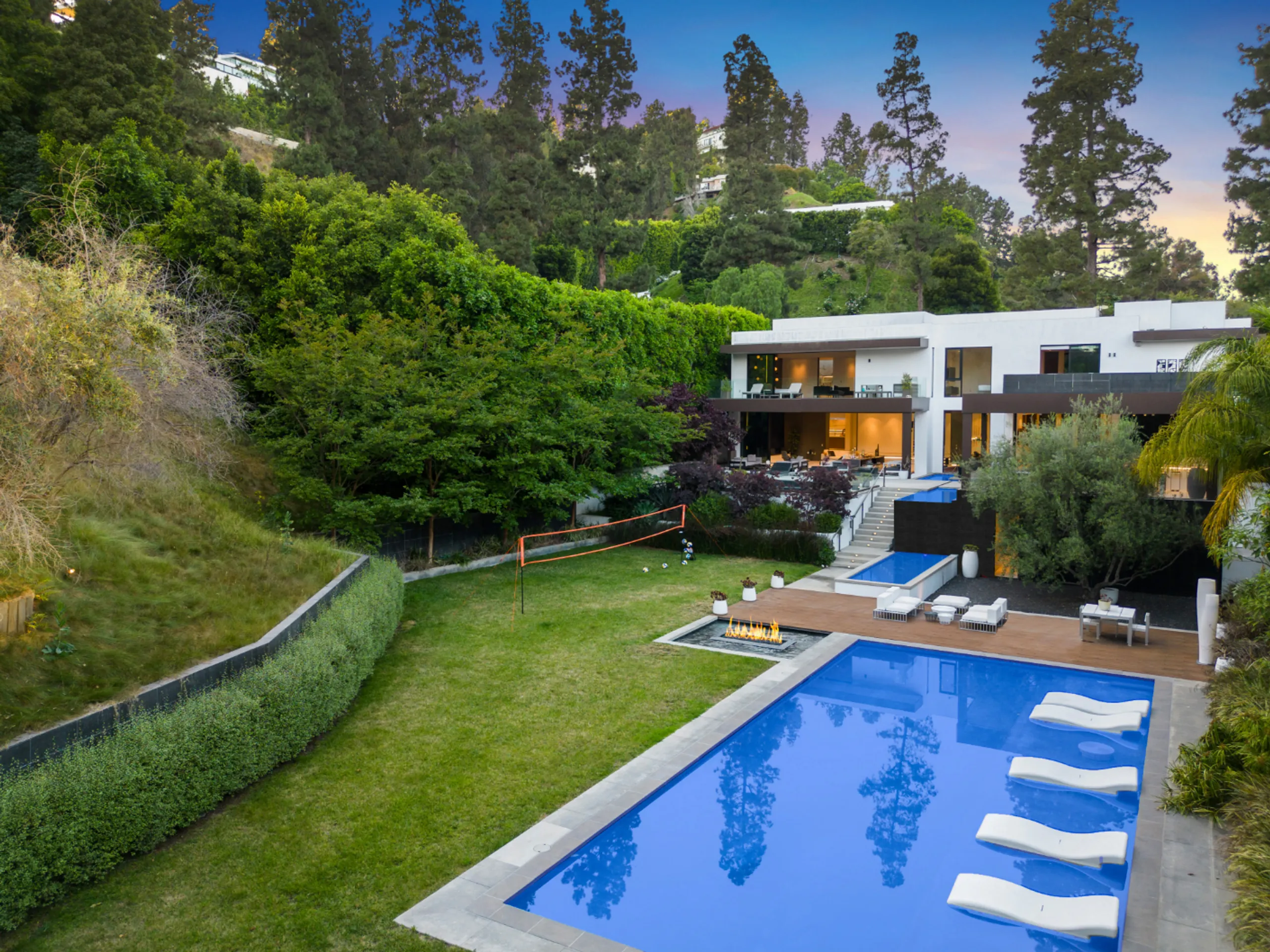 Marvelous Beverly Hills Villa with Private Pool, Spa, and Theater — photograph 4