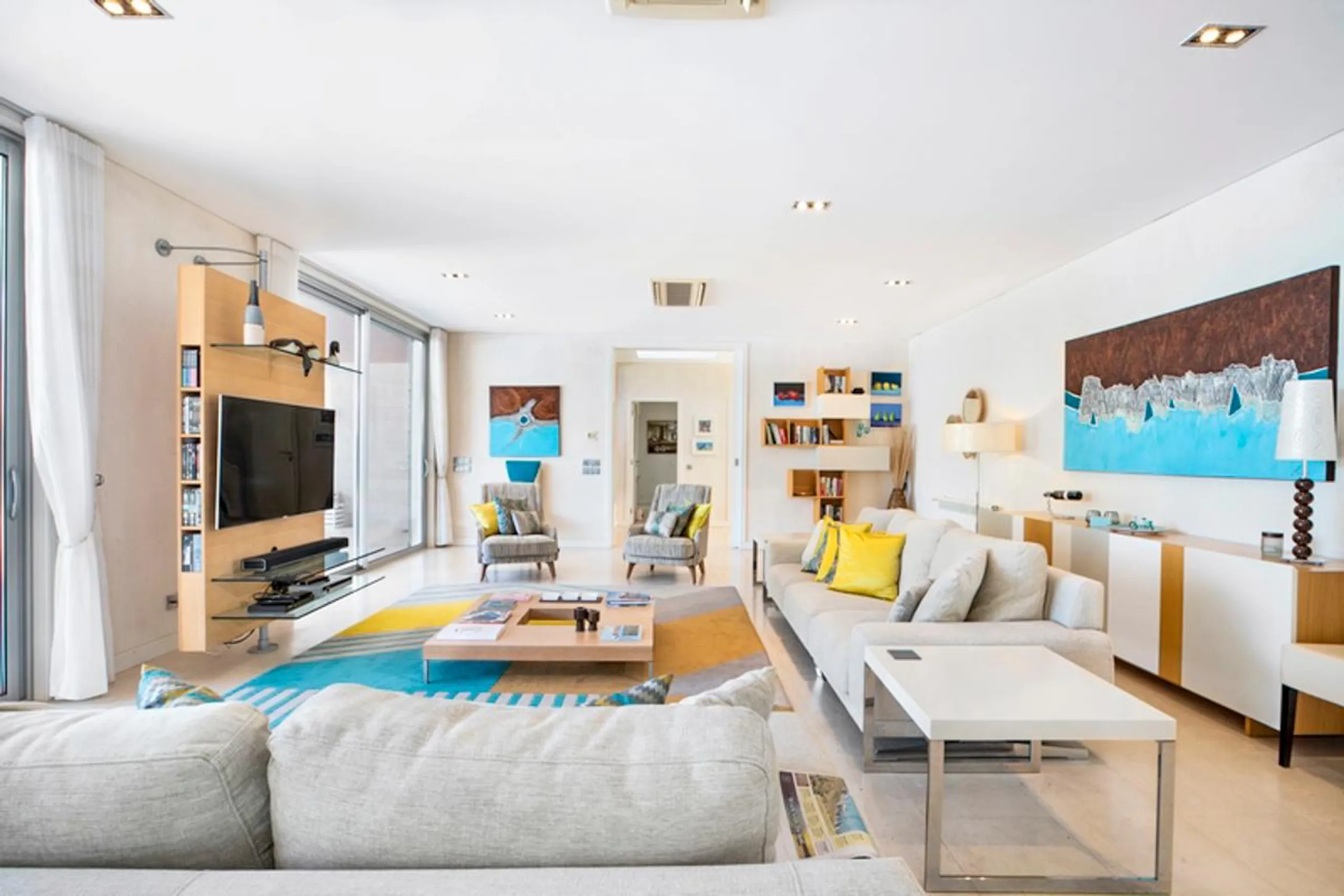 Lavish 5-Bedroom Villa with Private Pool, Golf Course Views and Modern Amenities — photograph 8