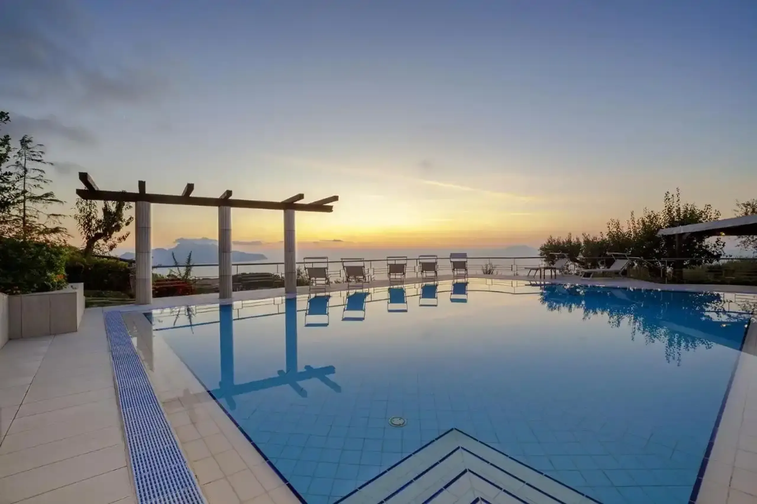 Luxurious Getaway Villa with Pool and Picturesque Surroundings — photograph 5