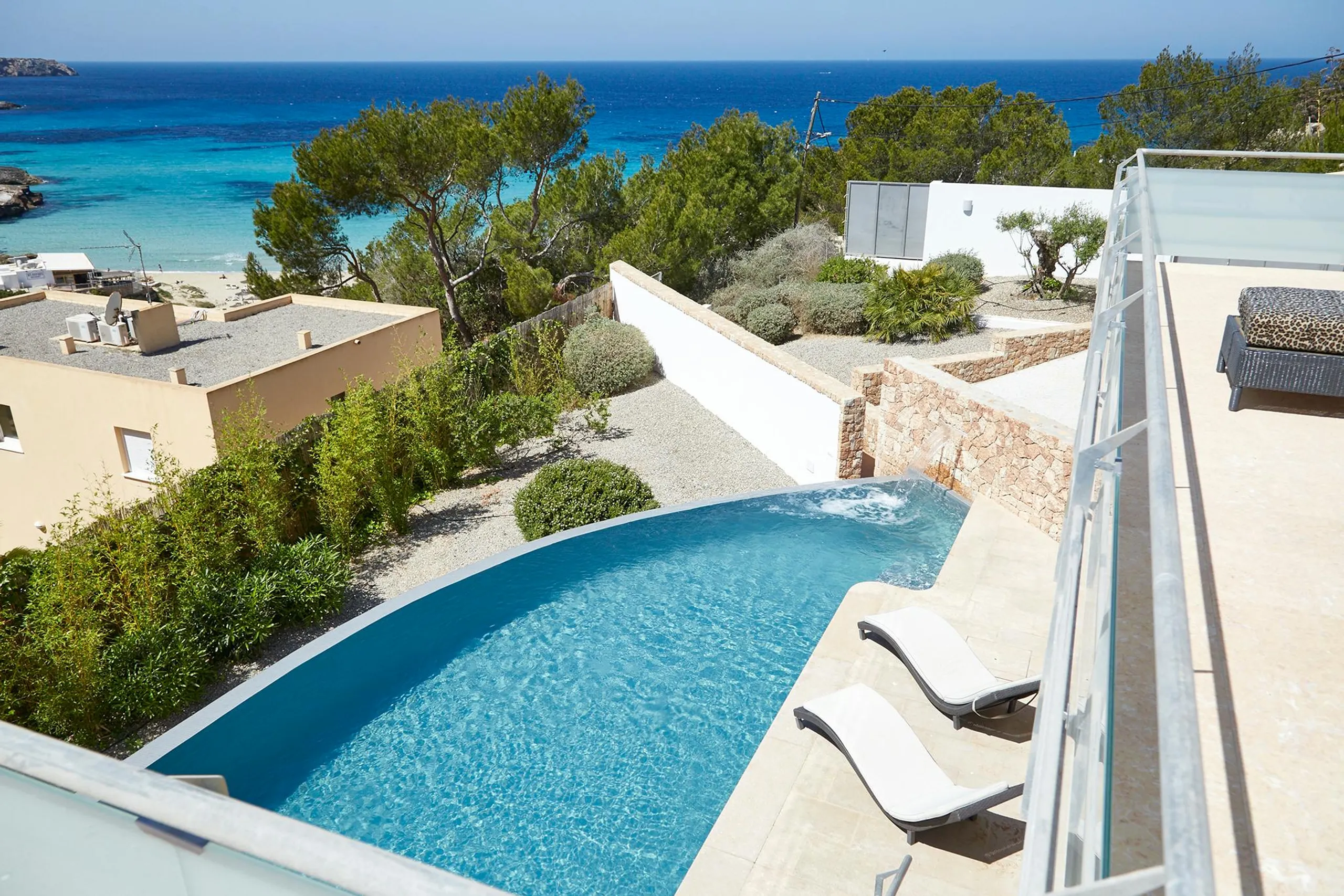 Shimmering Seaside Villa in Ibiza with Private Pool and Walks to Beach — photograph 2