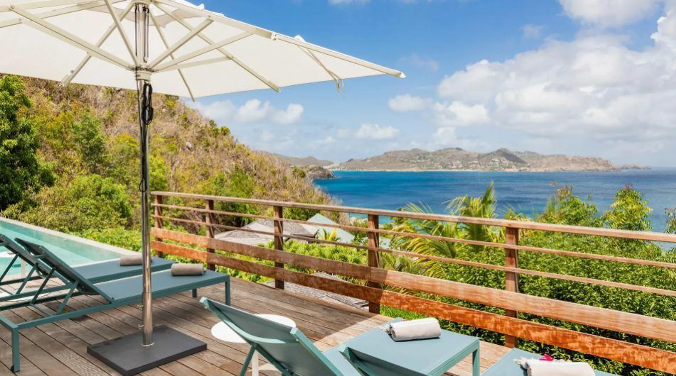 Sleek Contemporary Styled Villa with Heated Pool and Breathtaking Ocean Views — photograph 10