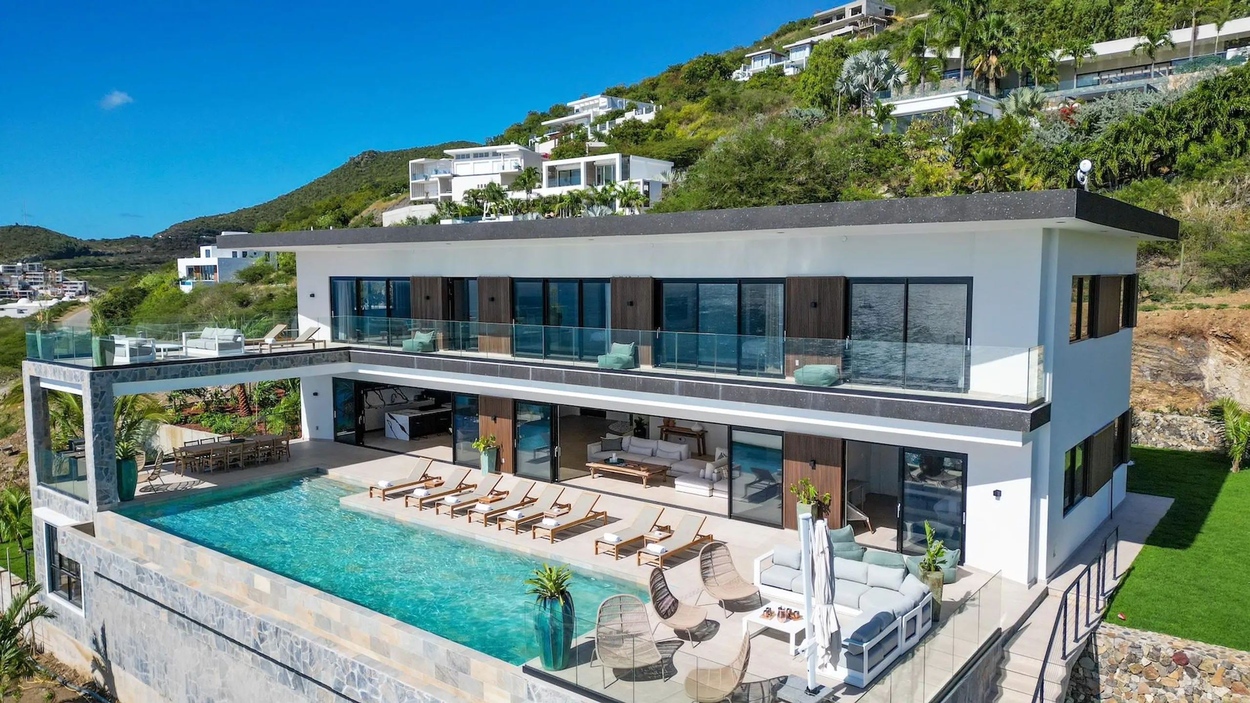 Indigo Bay Villa: A Masterpiece of Modern Design on Sint Maarten's Coast, Cole Bay