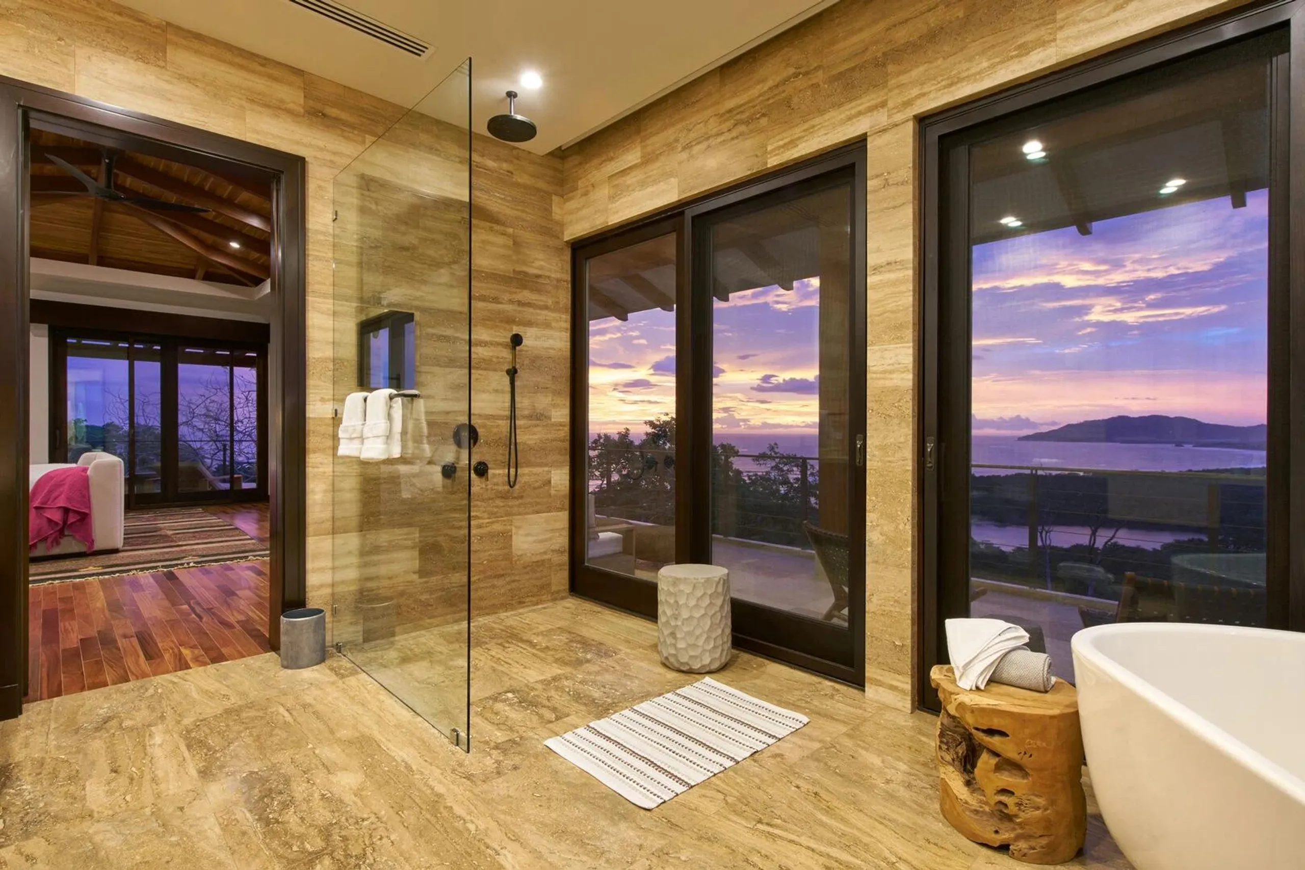 Ultra-Luxury Tamarindo Villa with Infinity Pool, Gym & Oceanview Terrace — photograph 11