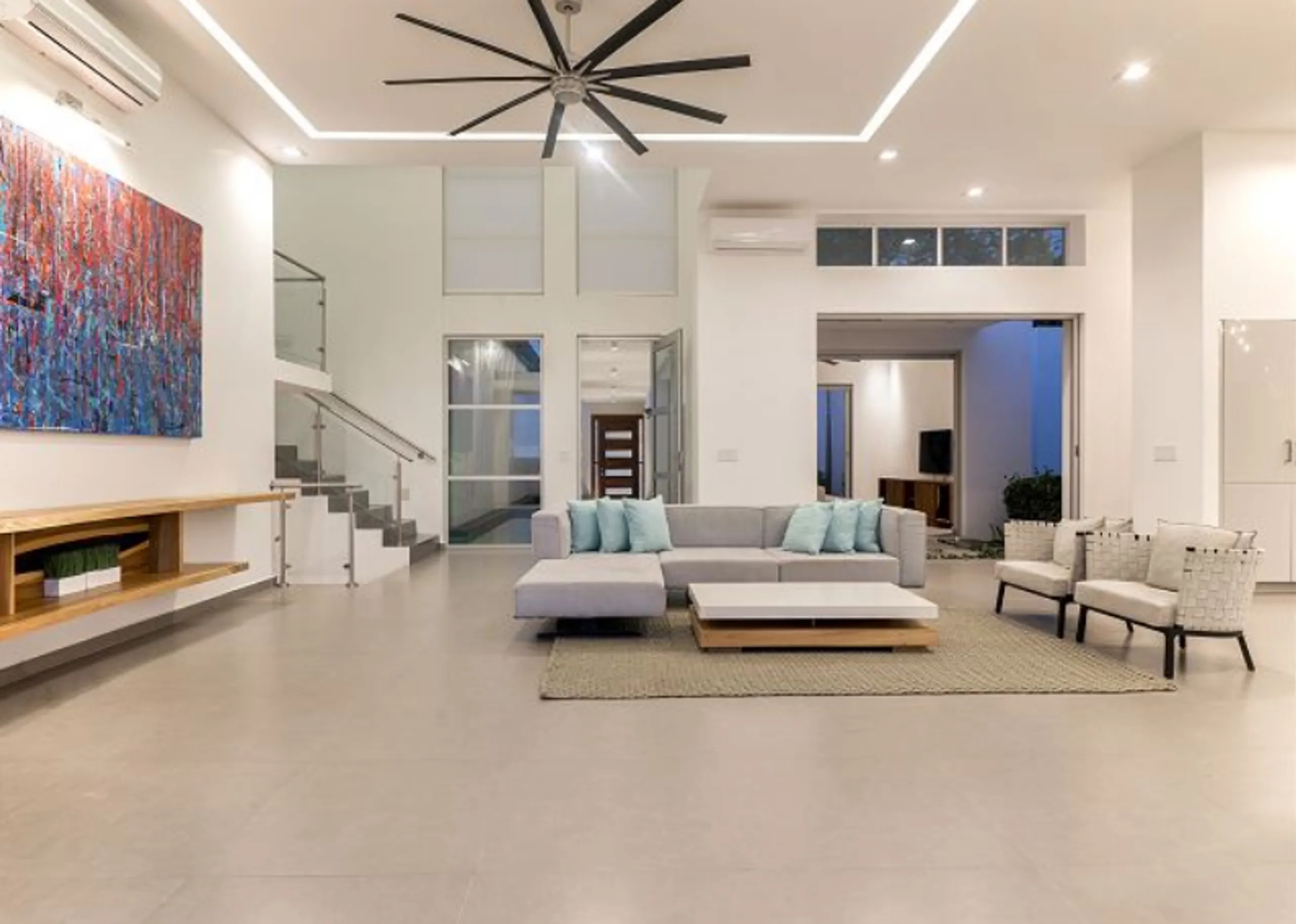 Gorgeous Beach Front Contemporary Modern Villa with Infinity Pool — photograph 8