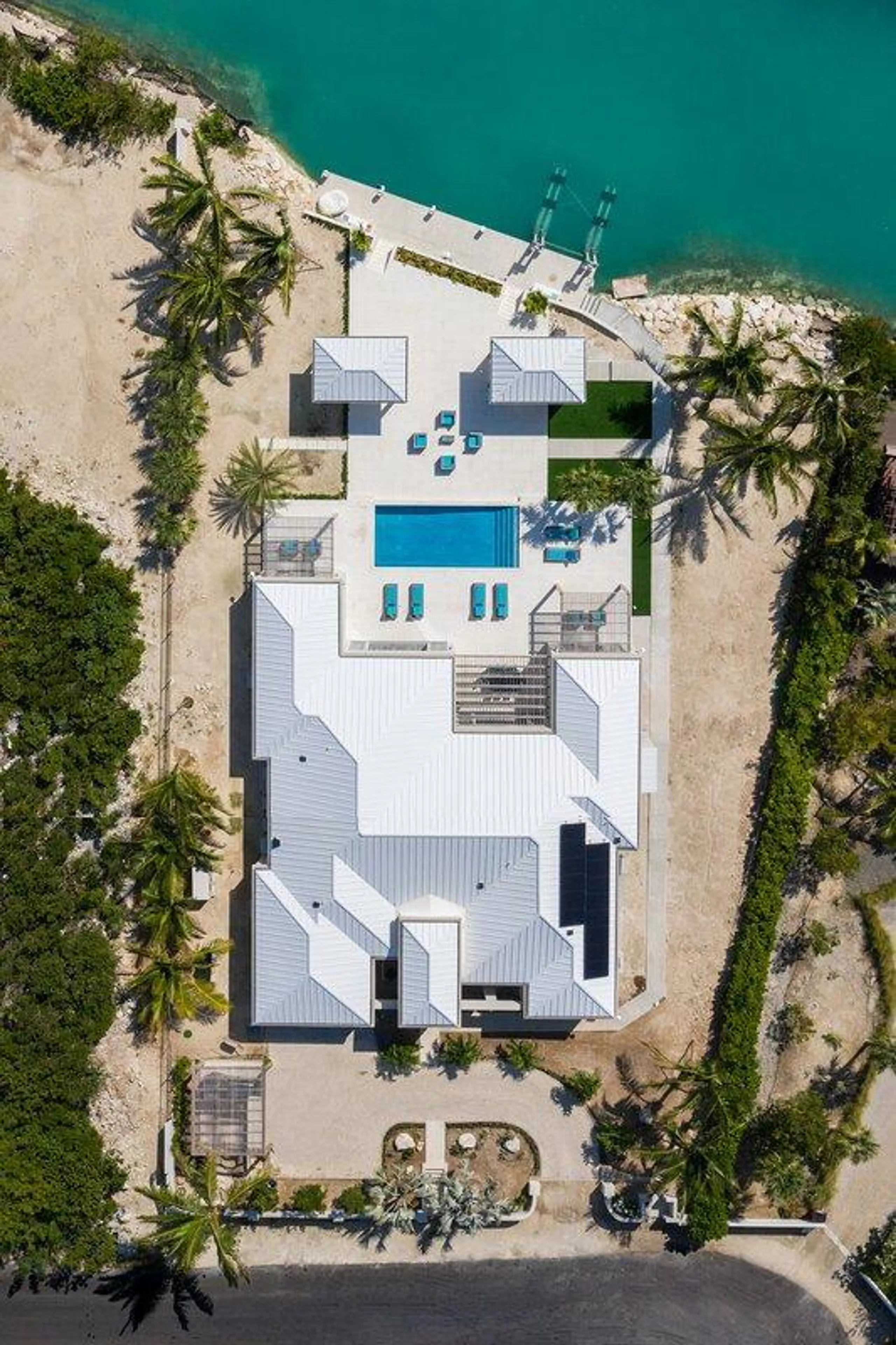 Awe-Inspiring Canal-Side Villa in Turks and Caicos with a Modern Island Flair — photograph 4