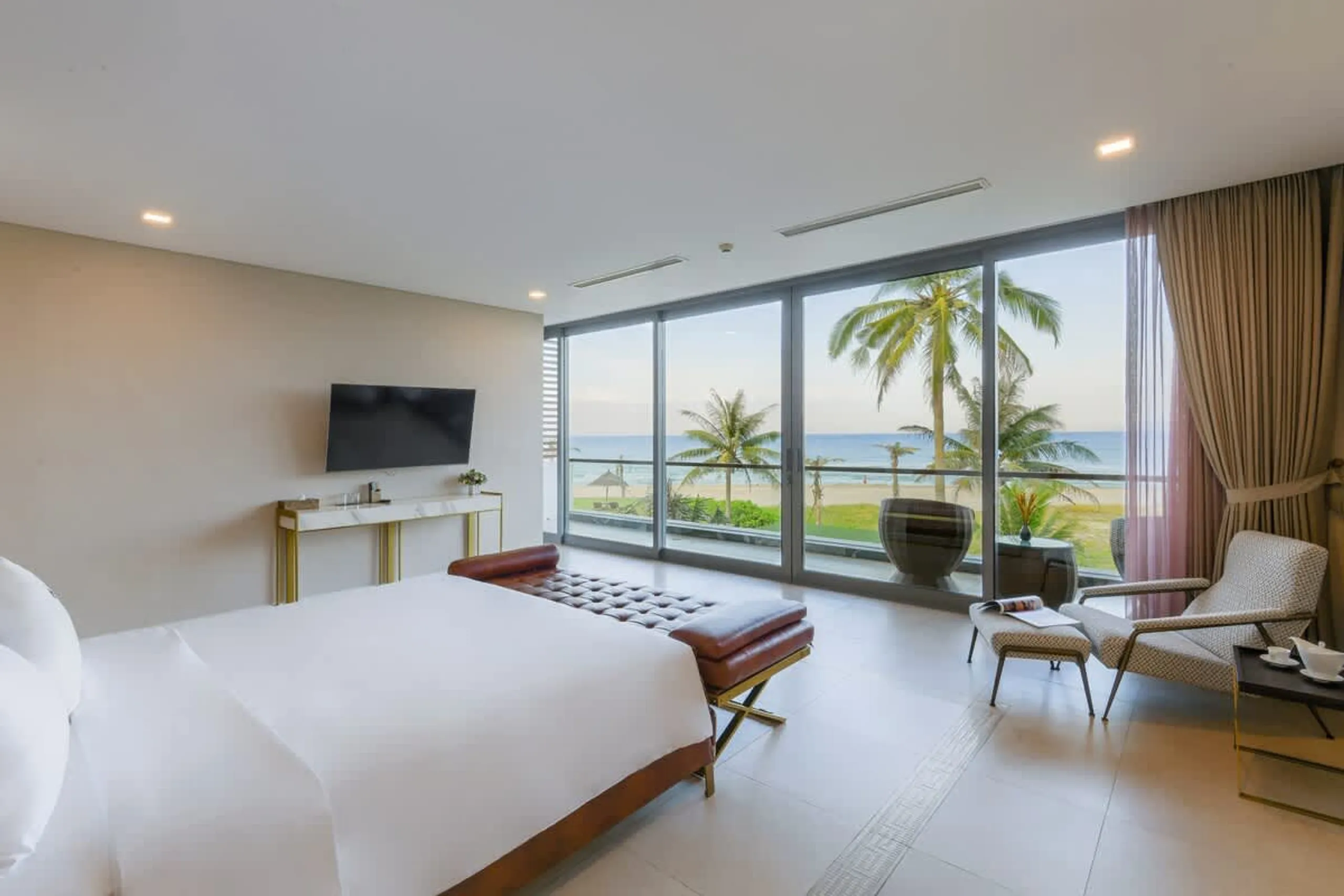 Top-of-the-line Beachfront Villa with Infinity Pool and  World-Class Golf Courses Nearby — photograph 9
