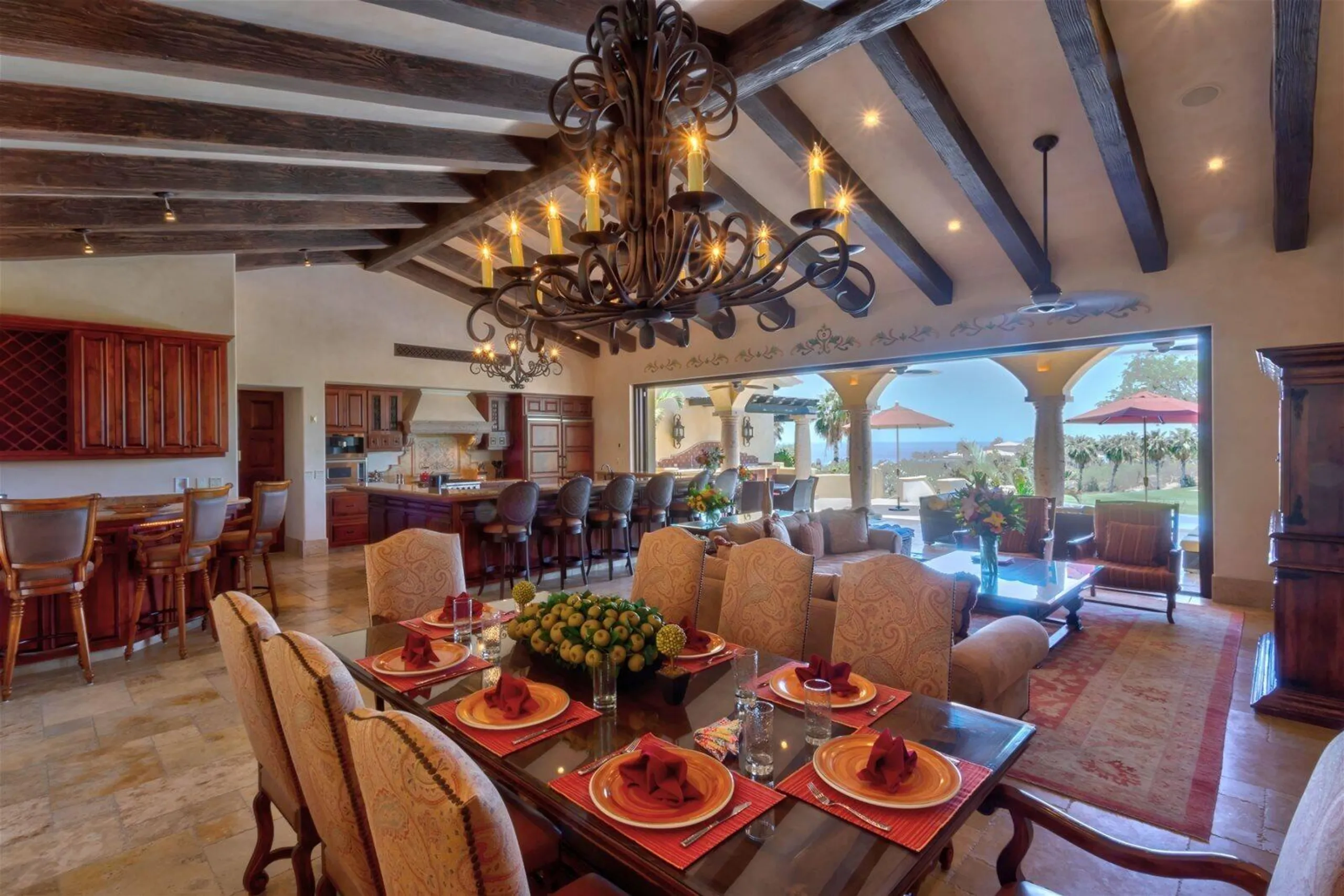 Majestic View Estate with Infinity Pool overlooking the 12th Hole Golf Course — photograph 7