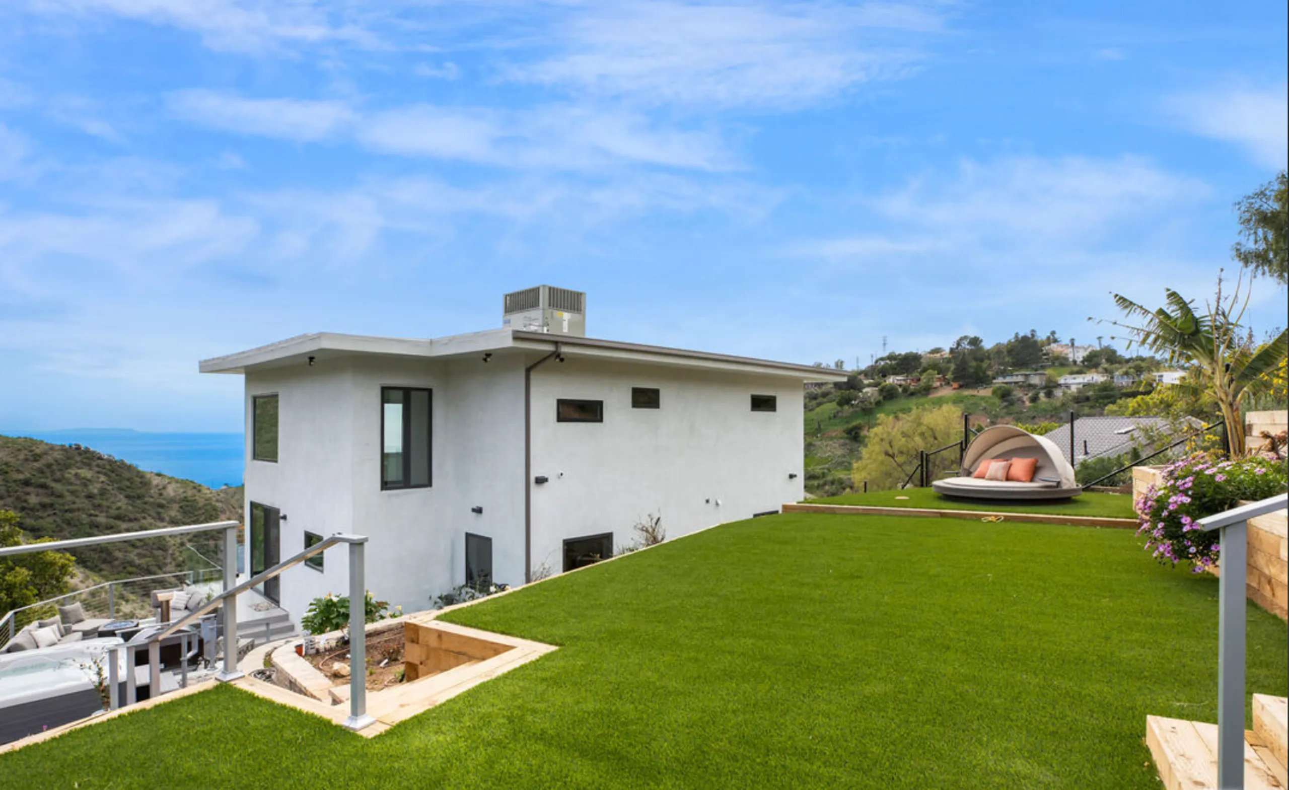 Majestic Malibu Smart Home with Ocean, Canyon & Mountain View Villa — photograph 7