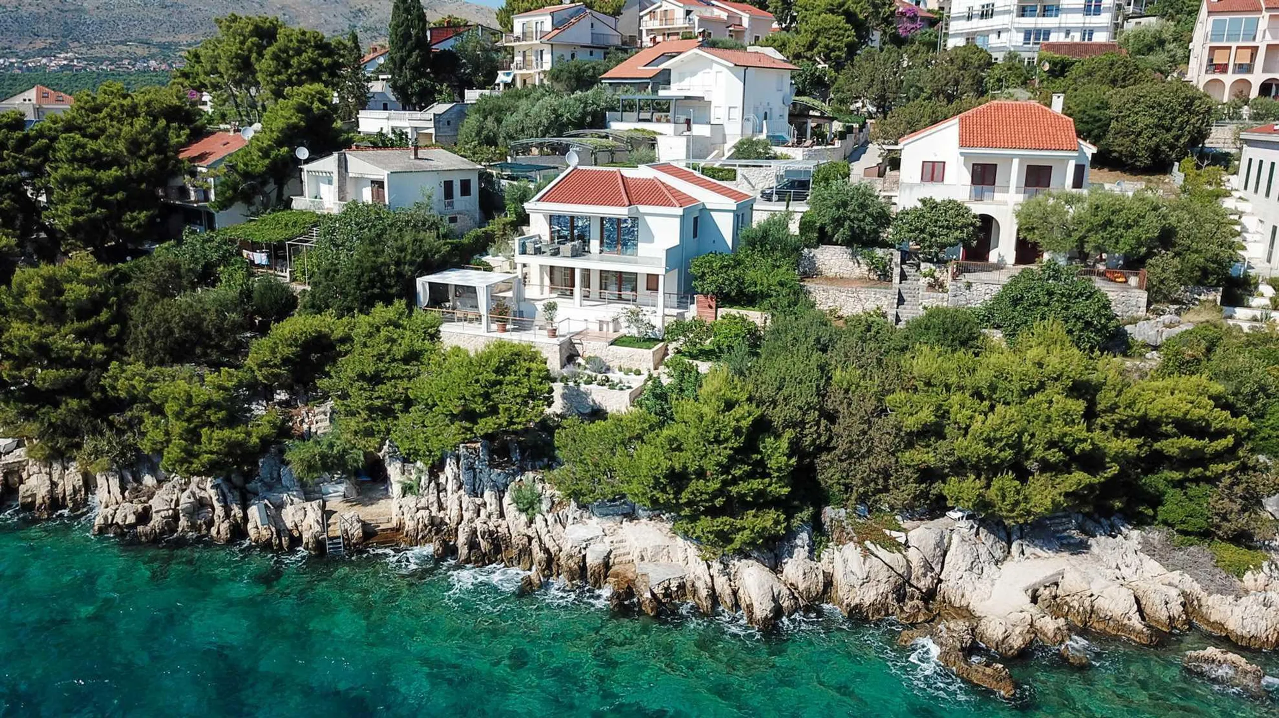 Serene Beachfront 4-Bedroom Villa on Ciovo Island with Private Pool and Ocean Views, Okrug Donji