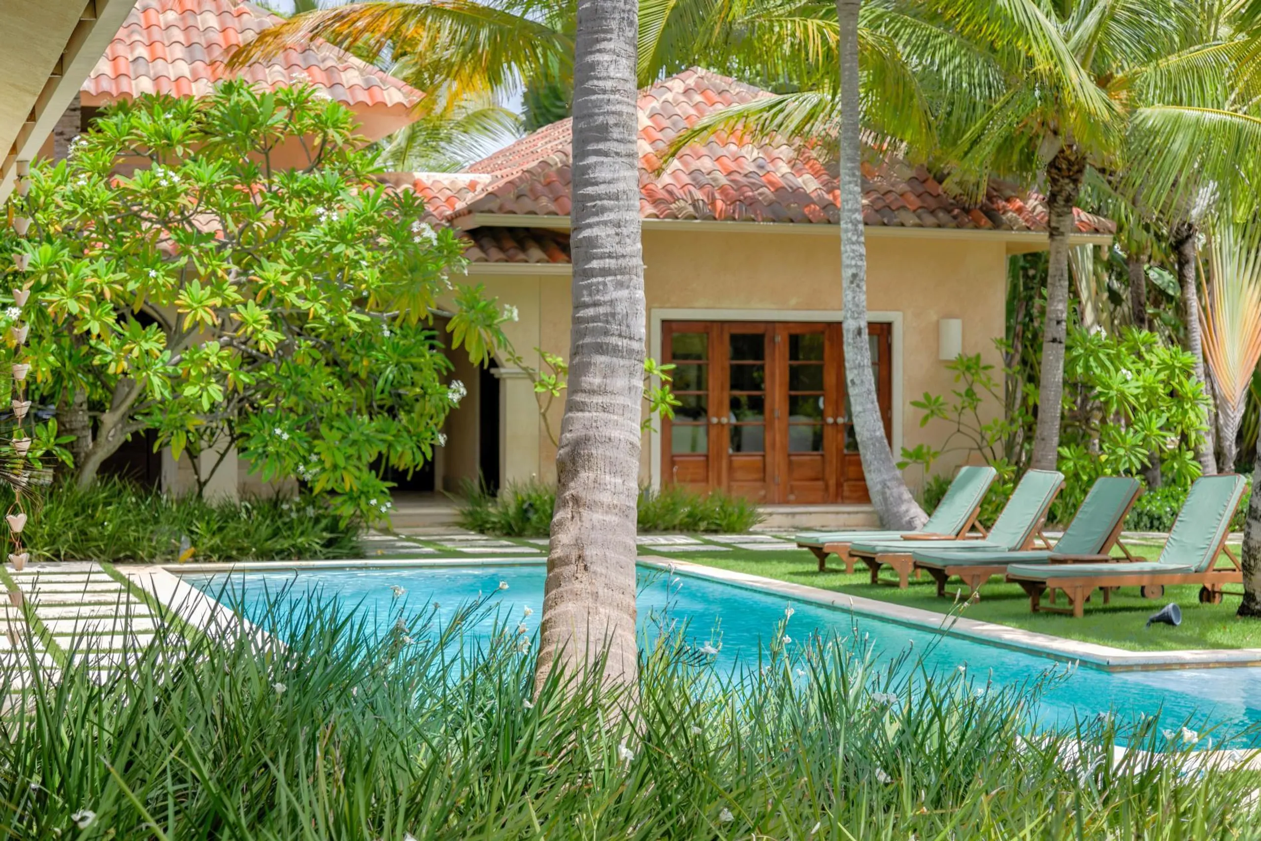 Spacious Tropical Villa with Private Swimming Pool and Spacious Living Areas — photograph 3