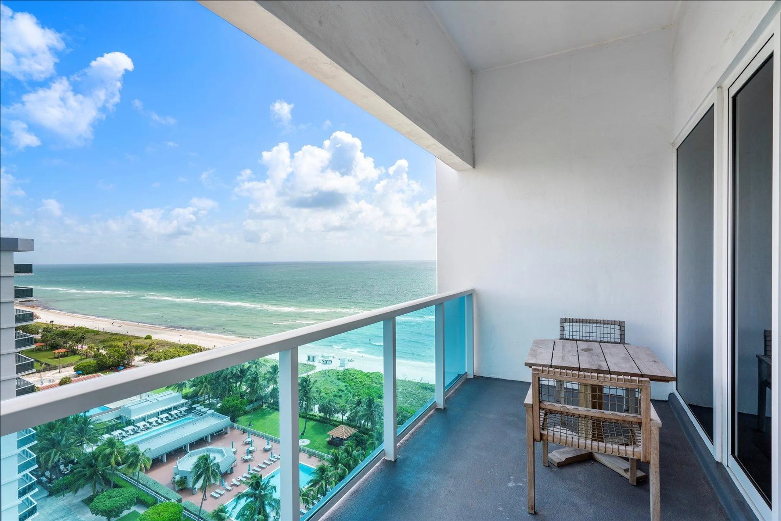 Sundrenched Miami Majesty Penthouse with Ocean Views — photograph 2