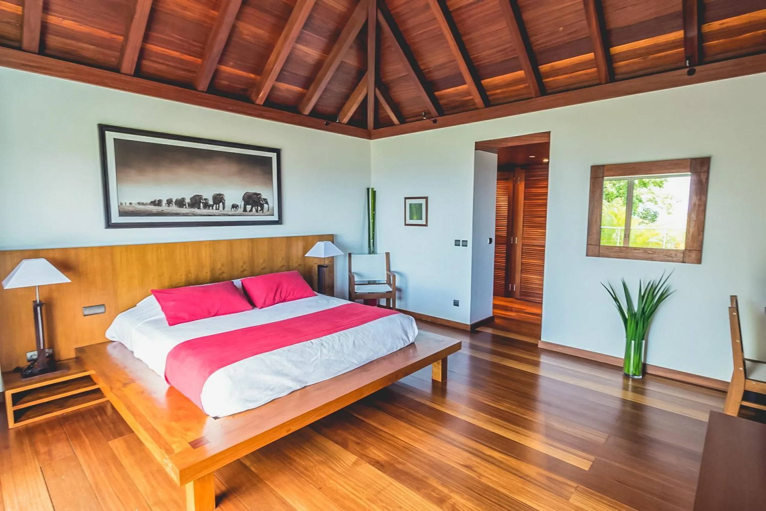Luxurious Paradise Villa with Ocean Views and Private Pool — photograph 8