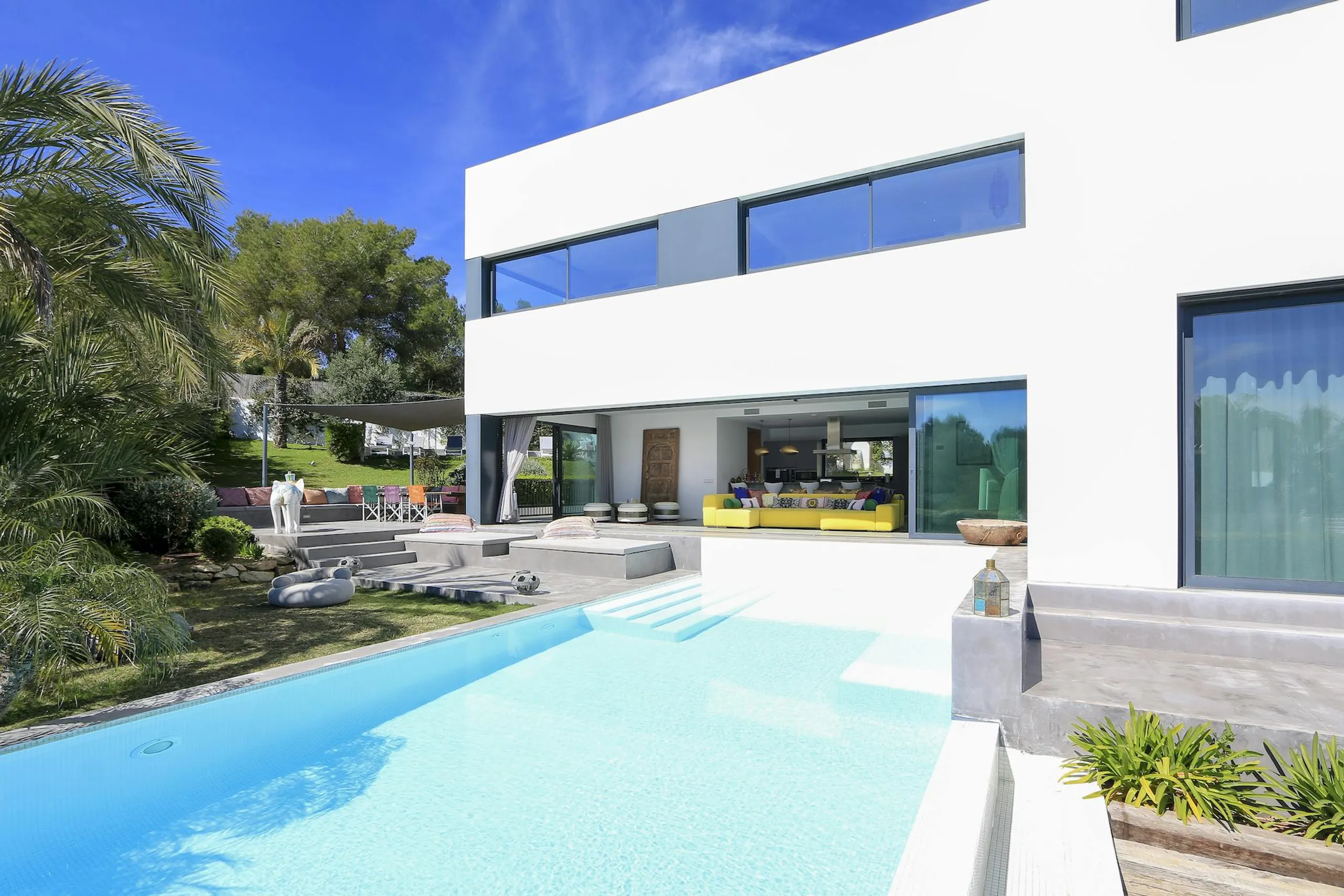Ibiza Town Luxe Contemporary Estate with Infinity Pool and Incredible Views — photograph 2