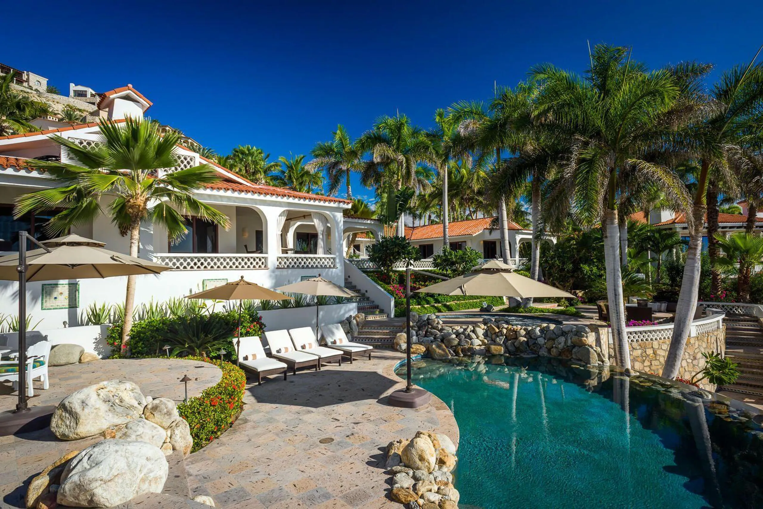 Expansive Palmilla Oceanfront Estate with Private Pool and Ocean Views — photograph 3
