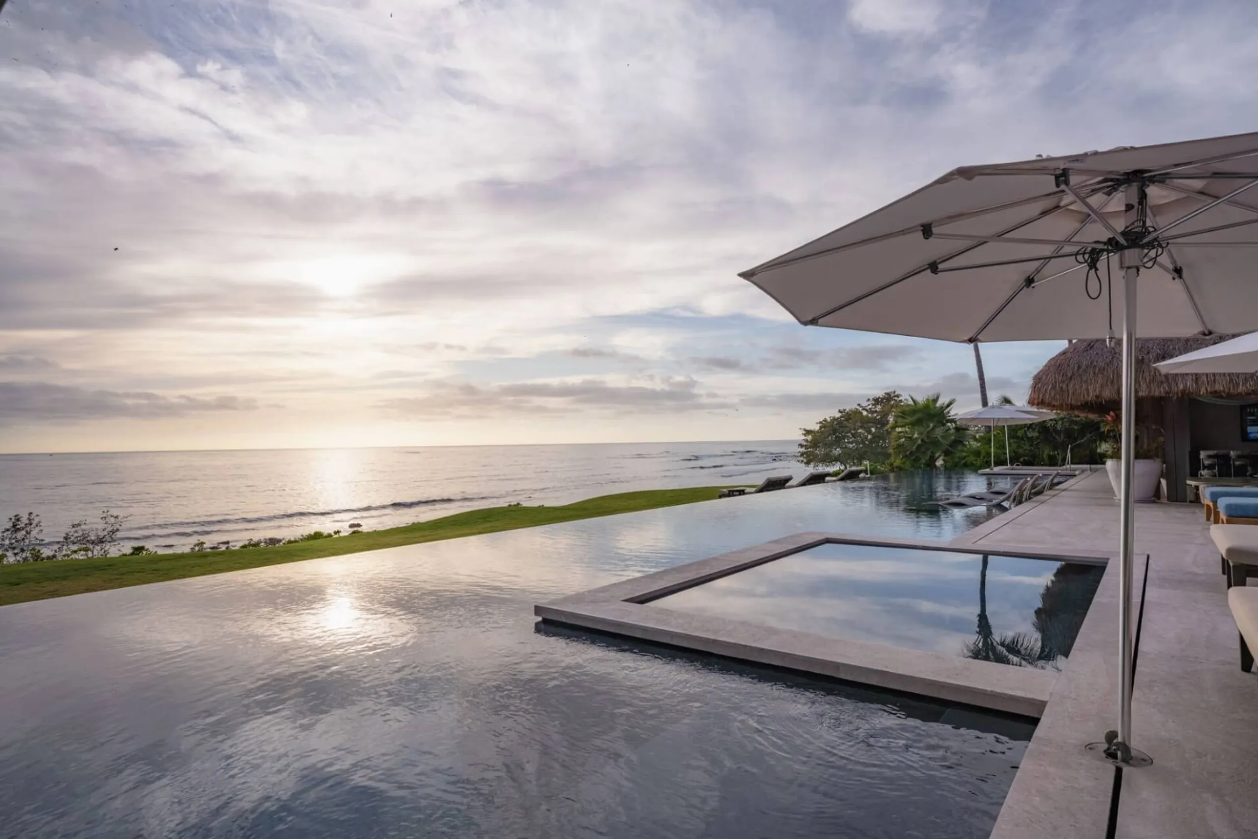 Oceanfront Luxury Estate with Infinity Pool, Theater, Bowling Alley & Spa — photograph 7