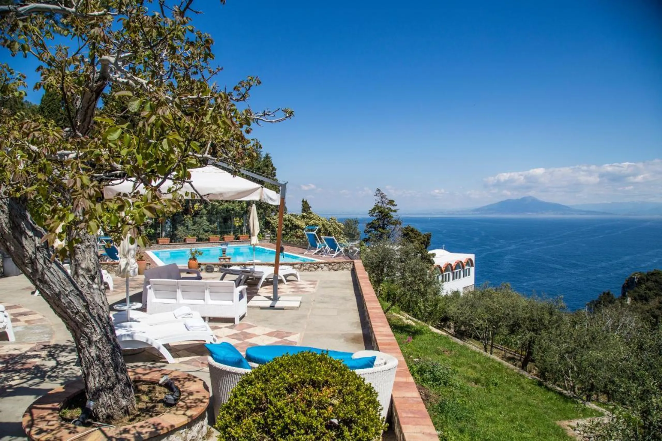 Majestic Contemporary Villa with Pool, Sauna and Sea Views, Capri