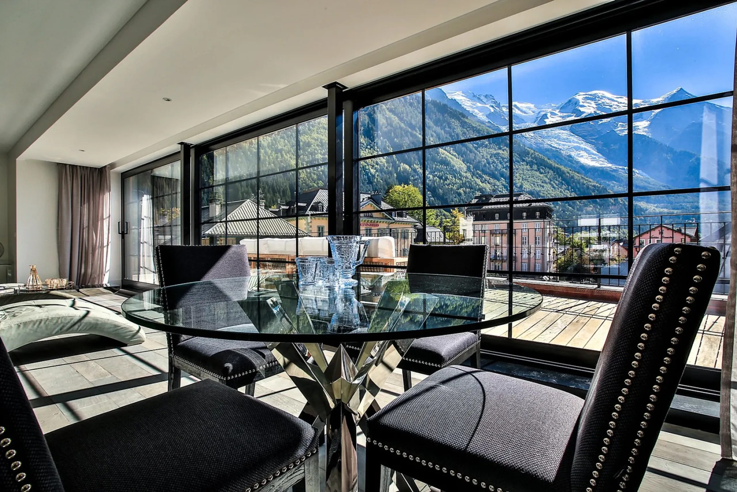 Exceptional 439m² Art Deco Penthouse in Chamonix with Roof Terrace & Mont Blanc Panorama — photograph 9