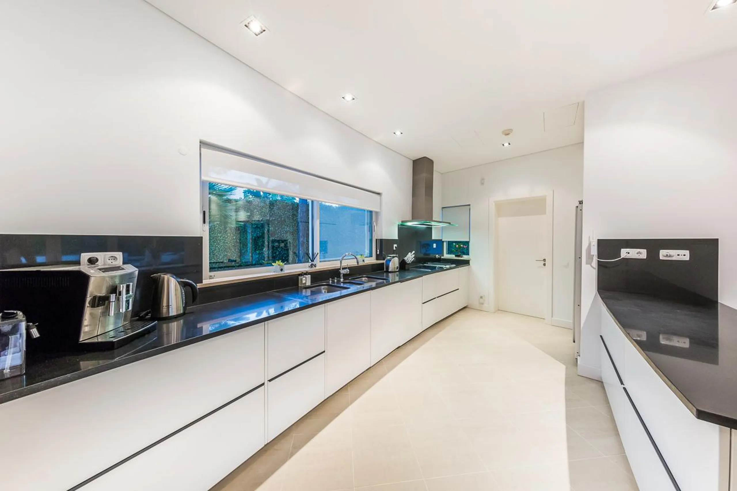 Spectacular 4-Bedroom Villa with Heated Pool & Golf Views in Quinta do Lago Resort — photograph 8
