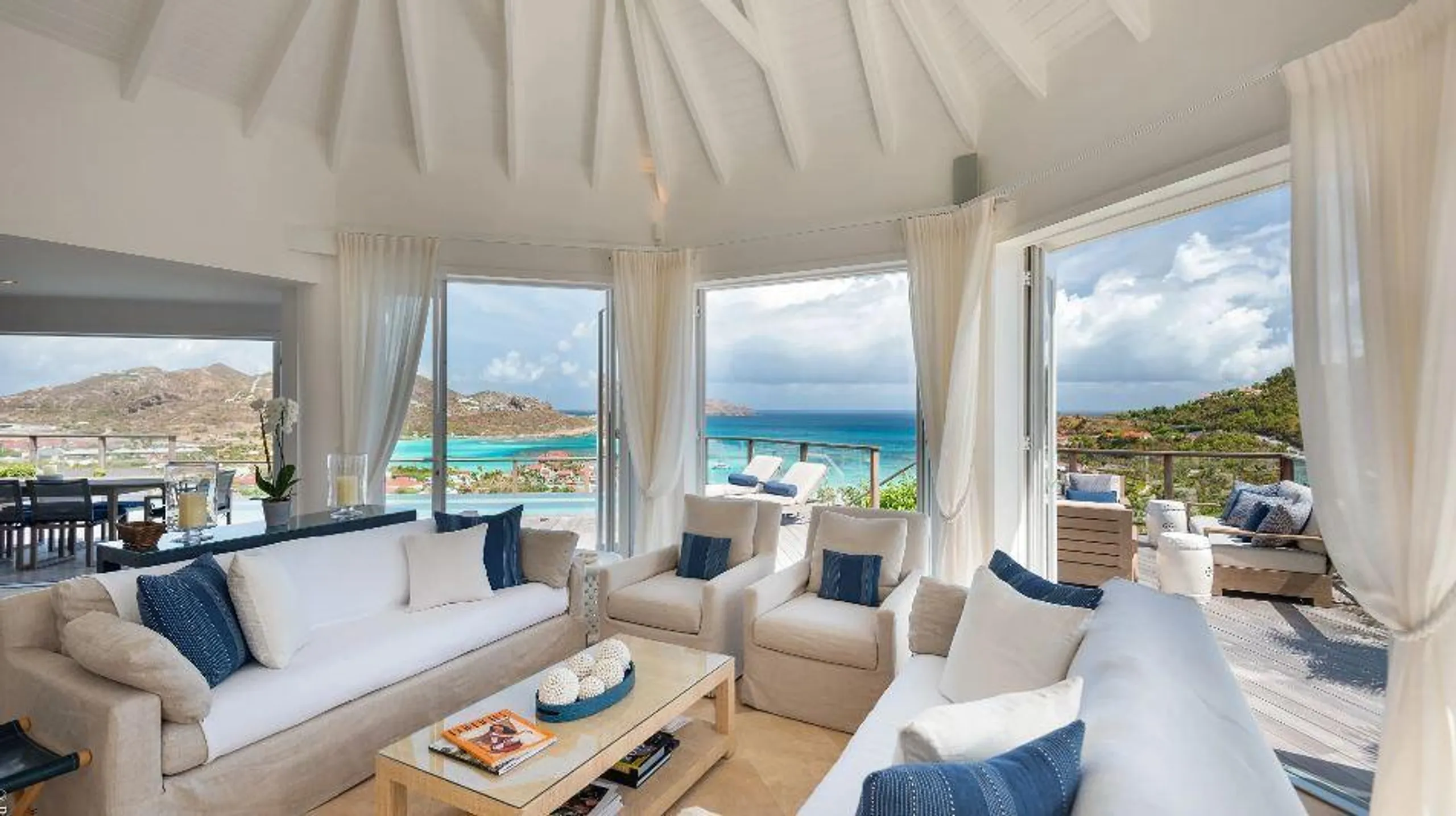 Chic Luxe Villa in St. Barth's: Breathtaking Views of St. Jean Bay — photograph 12
