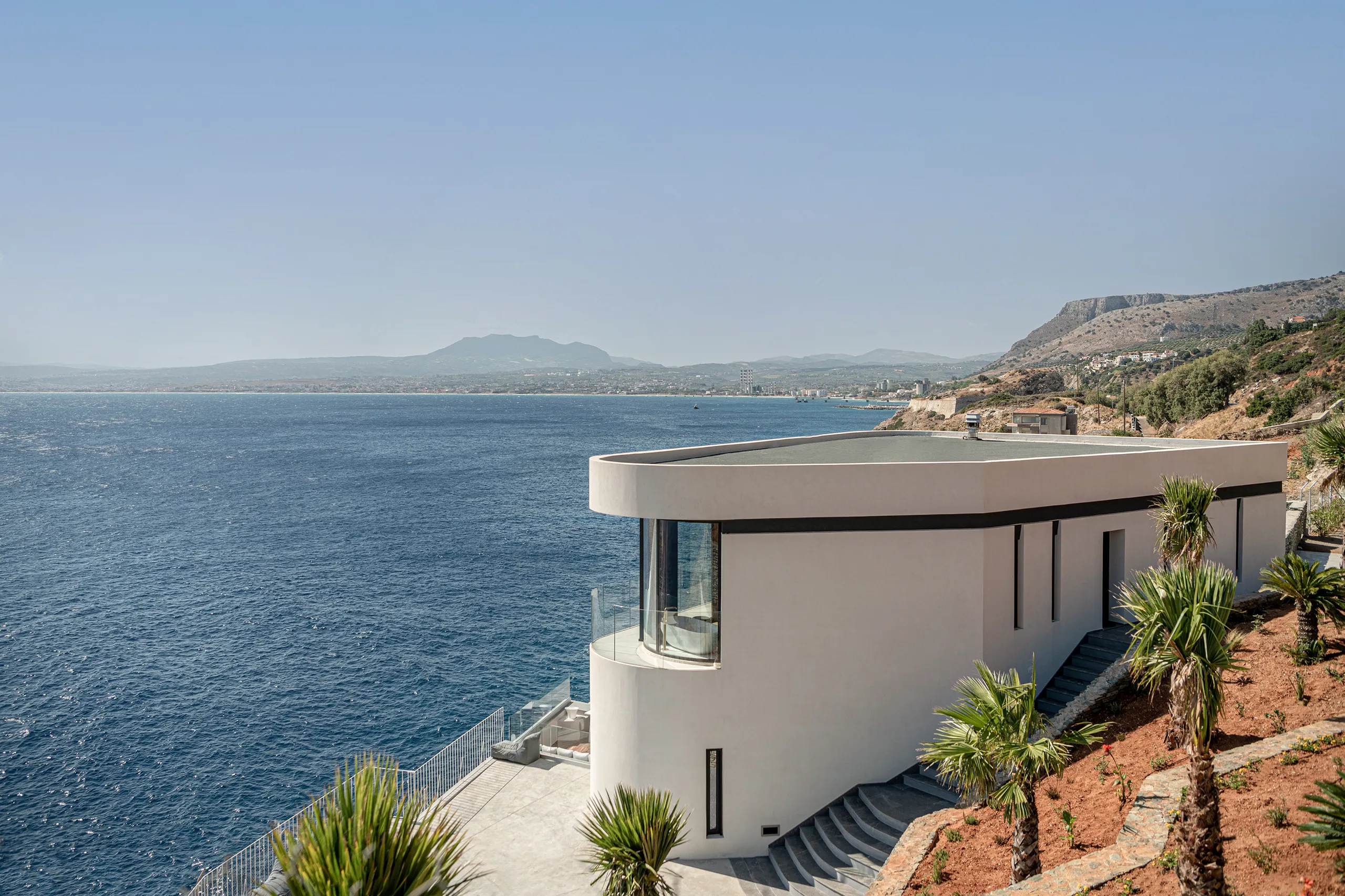 Luxurious Seafront Getaway with Infinity Pool, Fireplace and Stunning Views — photograph 3