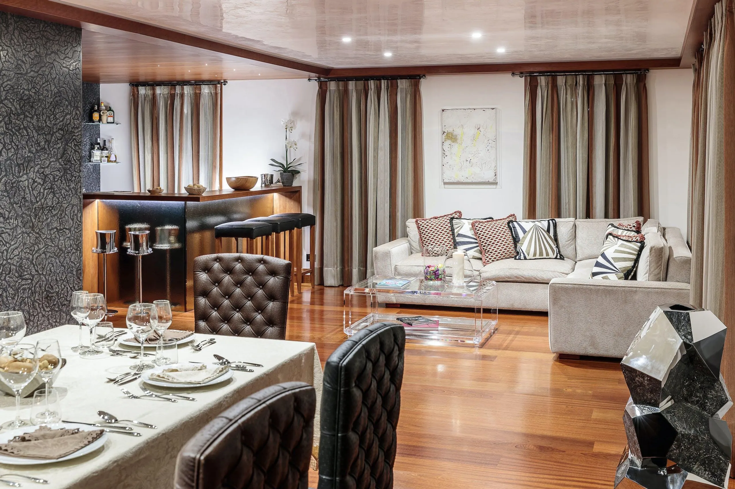Elegant Italian Alps Chalet with Indoor Pool and Stunning Mountain Views — photograph 8