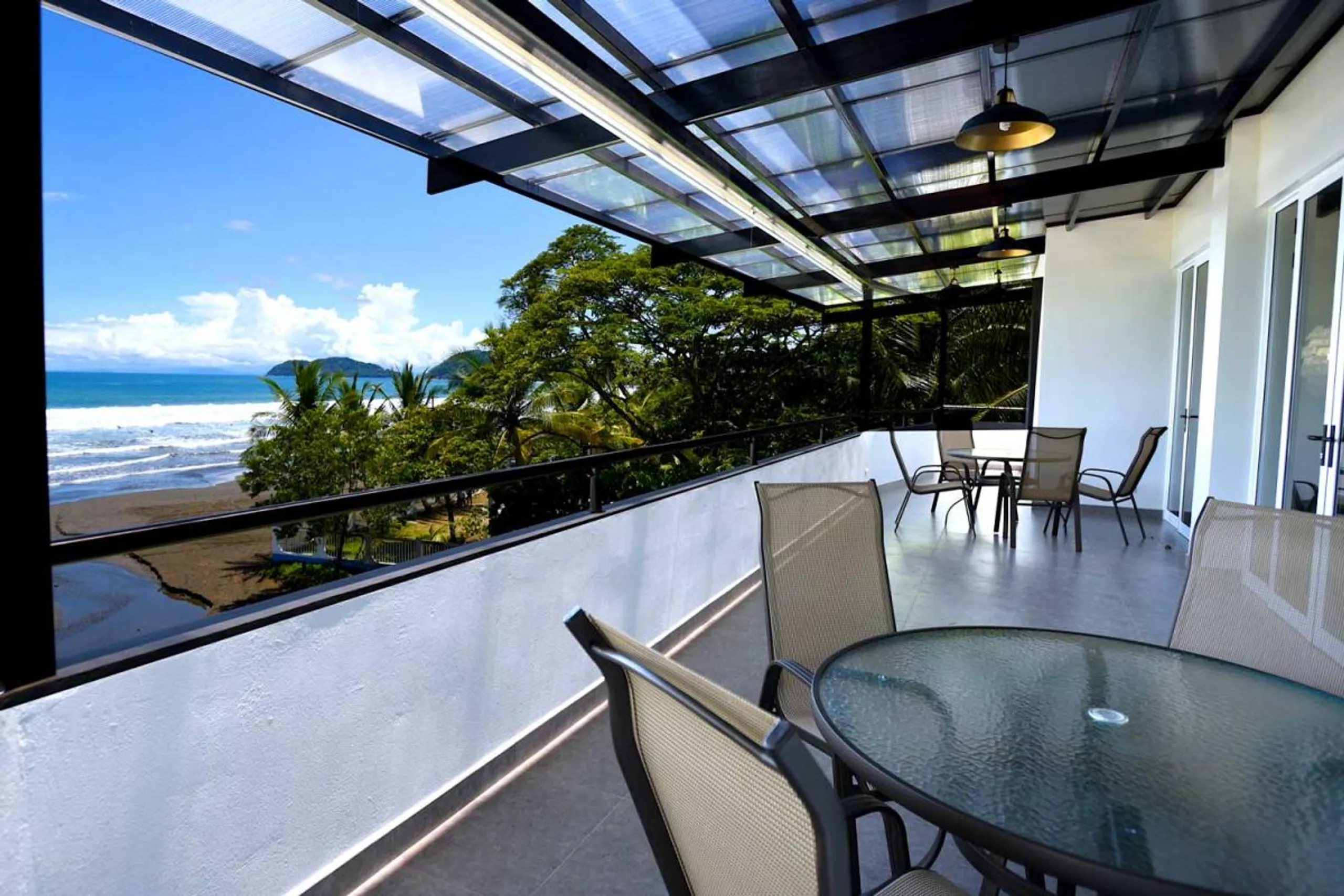 Lavish Beachfront Villa with Private Pool, Mountain and Sea Views — photograph 10