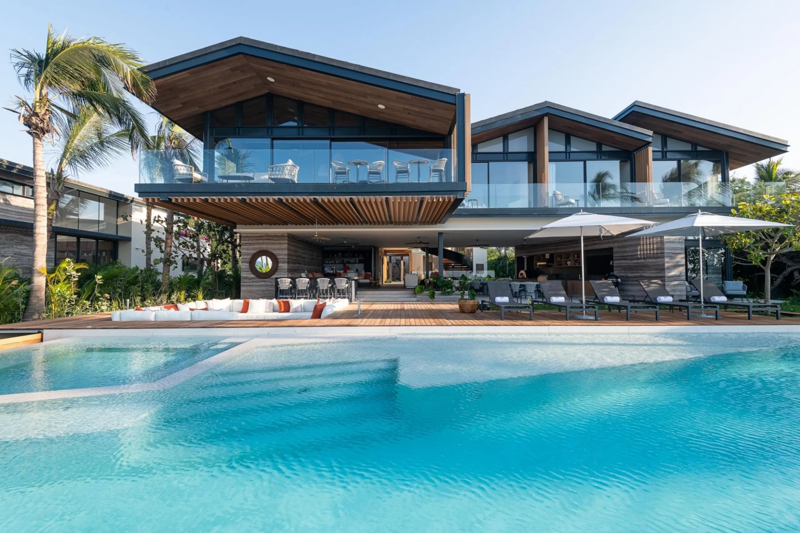 Elegantly Appointed 8-Bedroom Oceanfront Estate Overlooking Tail of the Whale — photograph 8