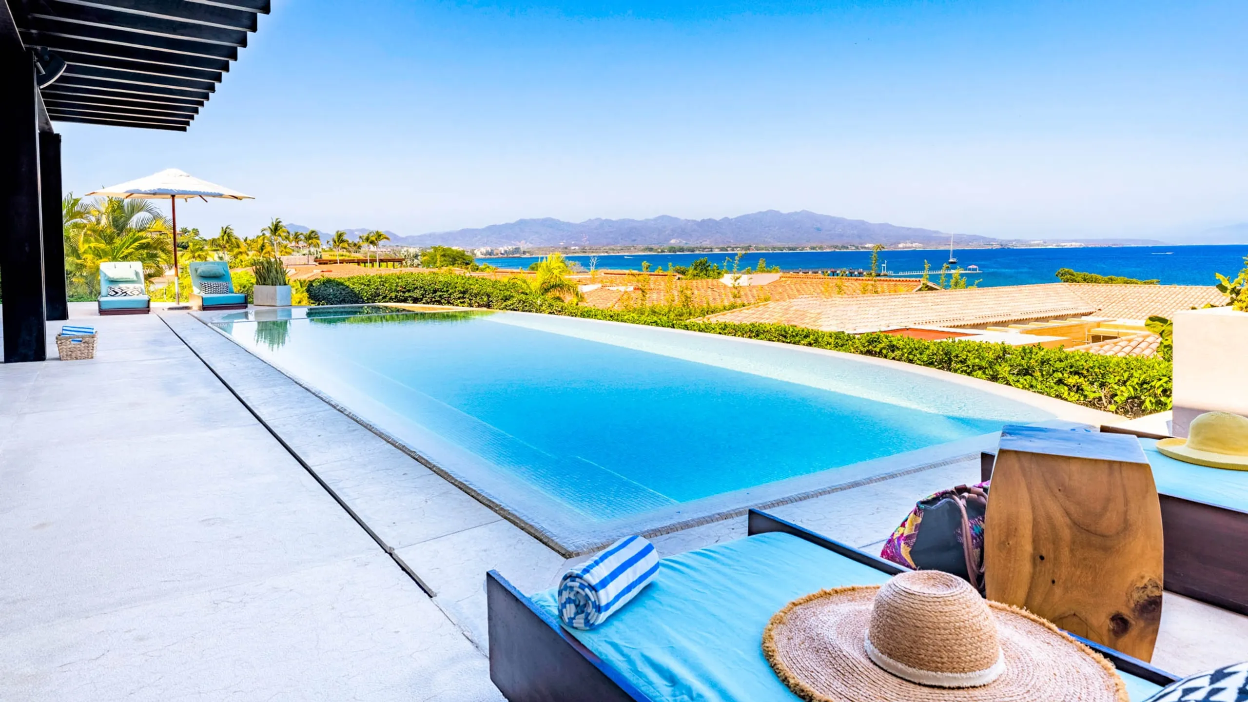 Sleek One-Level Oceanview Villa with Heated Pool & Jacuzzi — photograph 2
