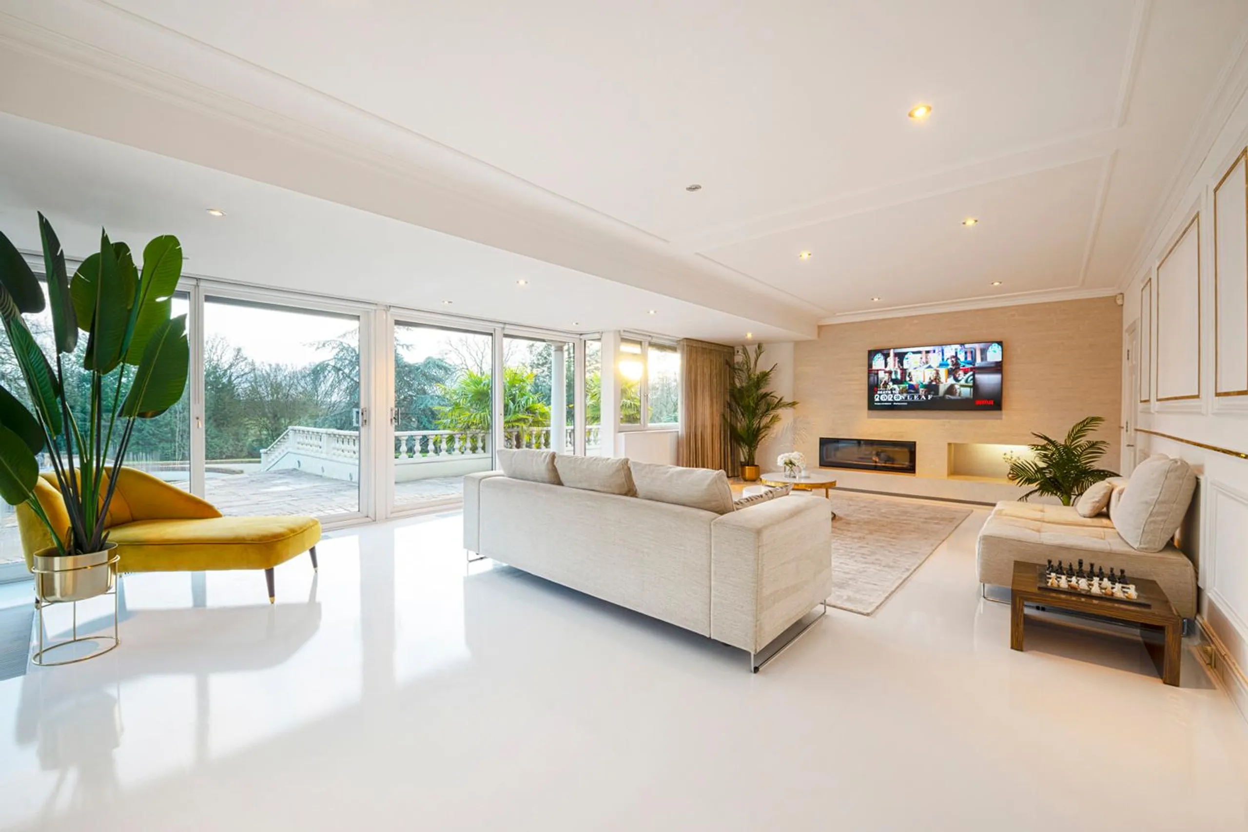 Captivating 10-Acre Estate with Private Pool, Patio and Summerhouse — photograph 6